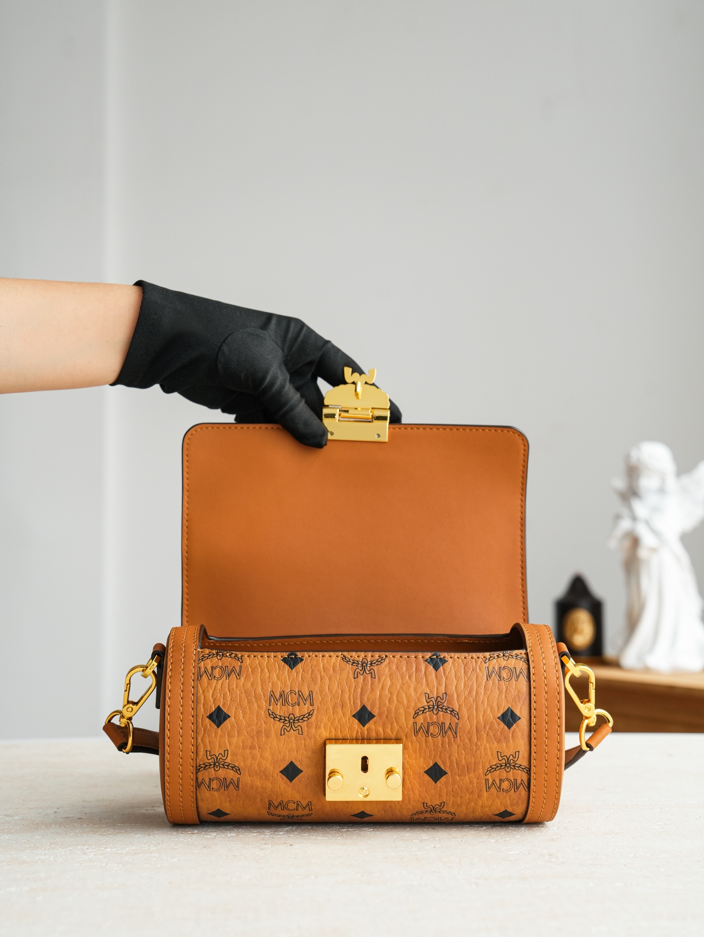 🎁 MCM Tracy Visetos圆筒包俗称“芭比龙这是MCM的Tracy Visetos圆筒包，也