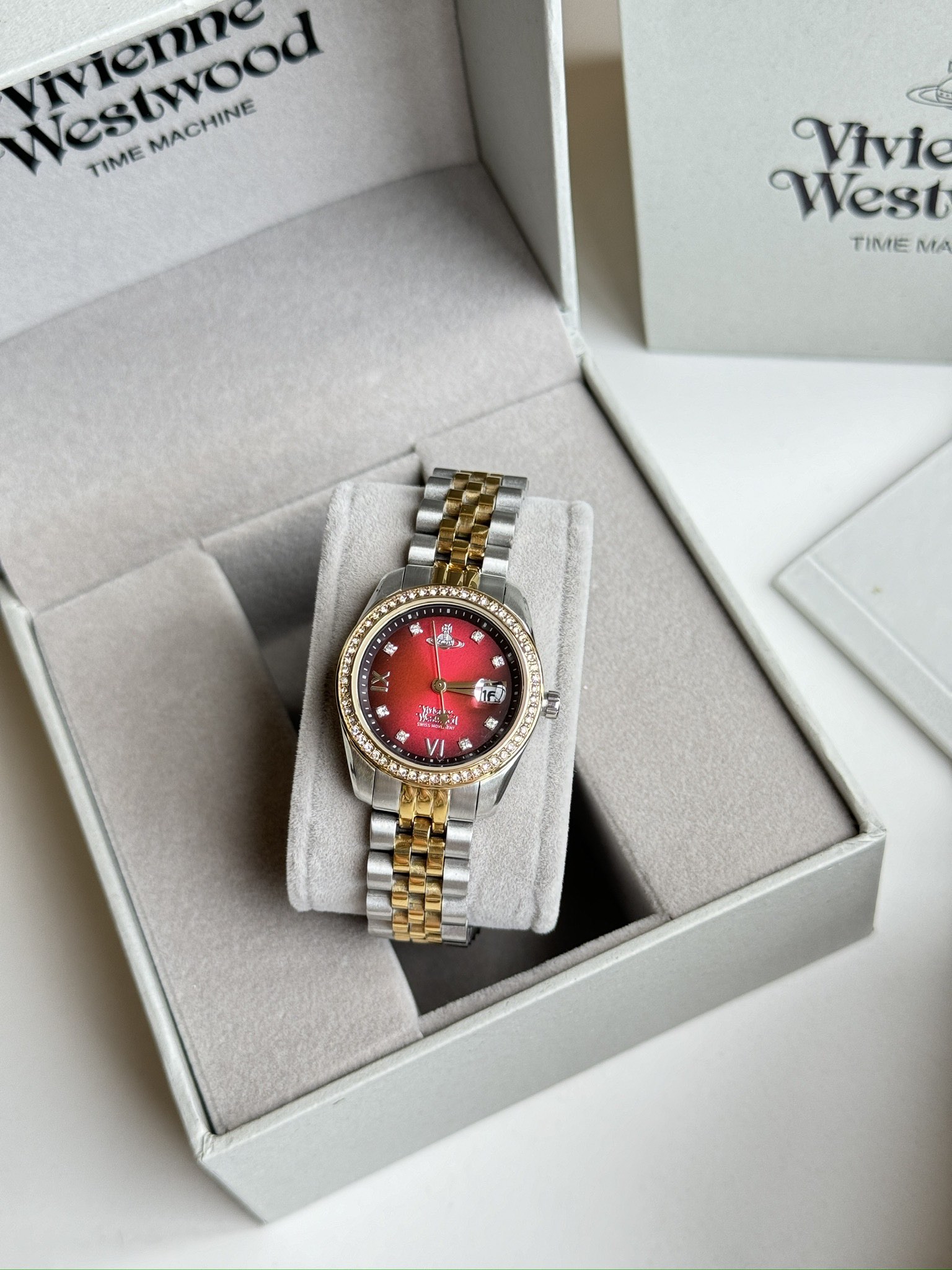 细手腕的天菜！显白又高级富贵到颜色，有种“人间富贵花”的氛围感～每个人看了都说好喜欢呐，🈶条件的绝对必入的款！

表圈镶嵌一圈blingbling✨的施华洛晶钻，闪闪发光💖