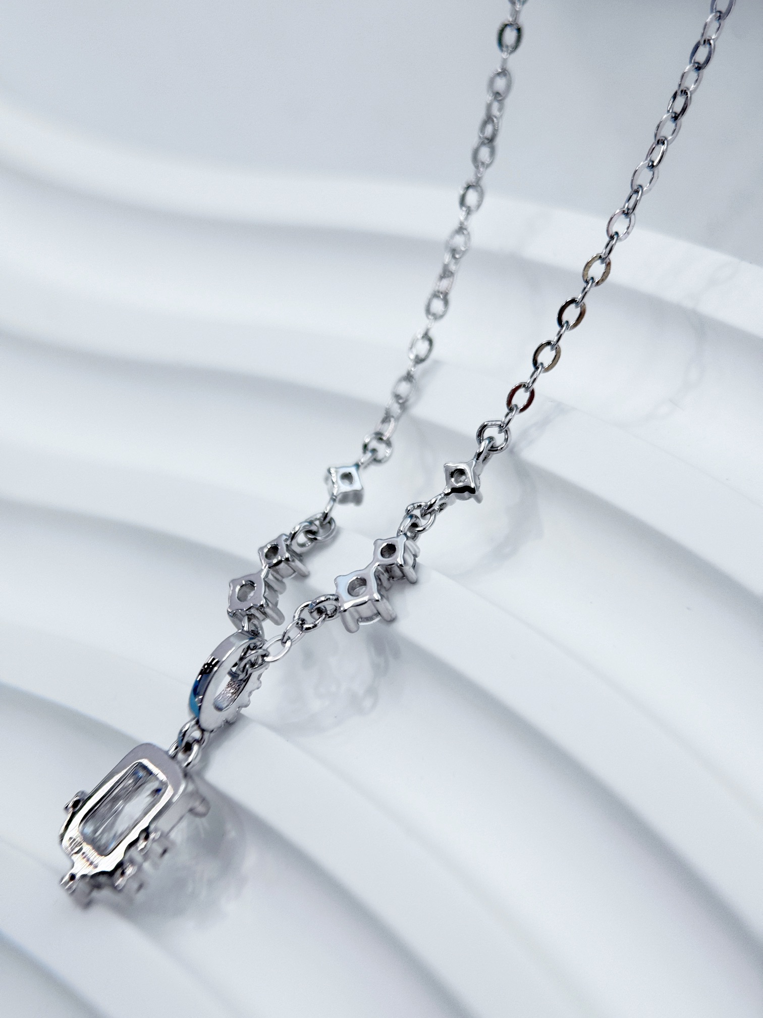 Set with delicate cubic zirconia, this necklace features six stones - Comprehensive 6