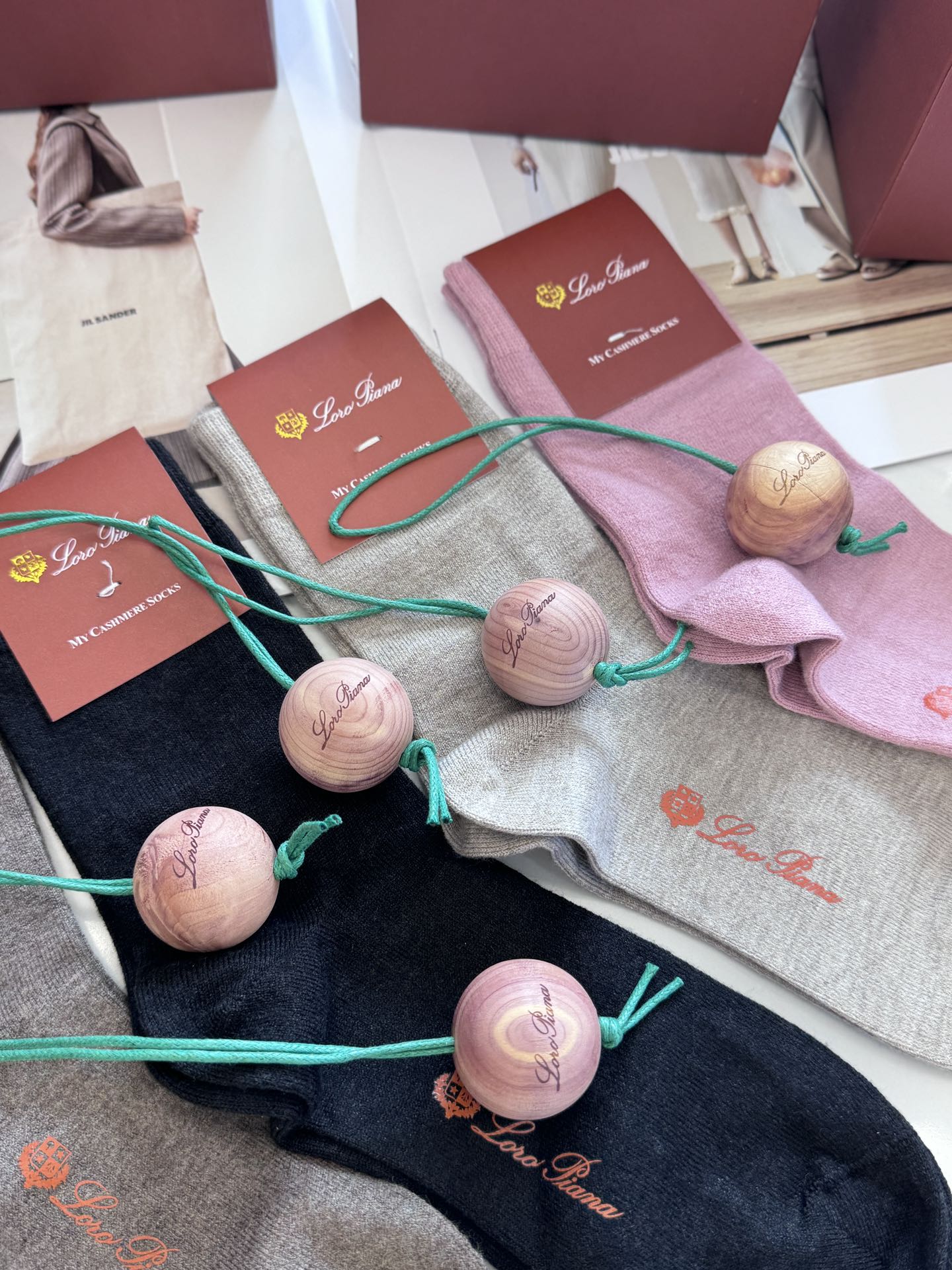 Included in the gift set, these cedarwood balls are crafted from solid-c - Comprehensive 8