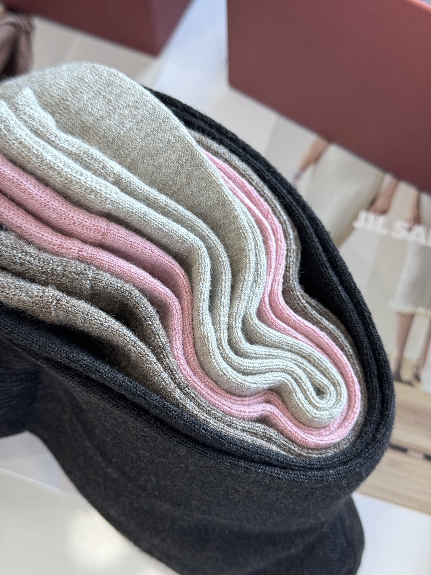 Cashmere socks crafted with an exceptionally soft, fine knit for optimal - Comprehensive 4