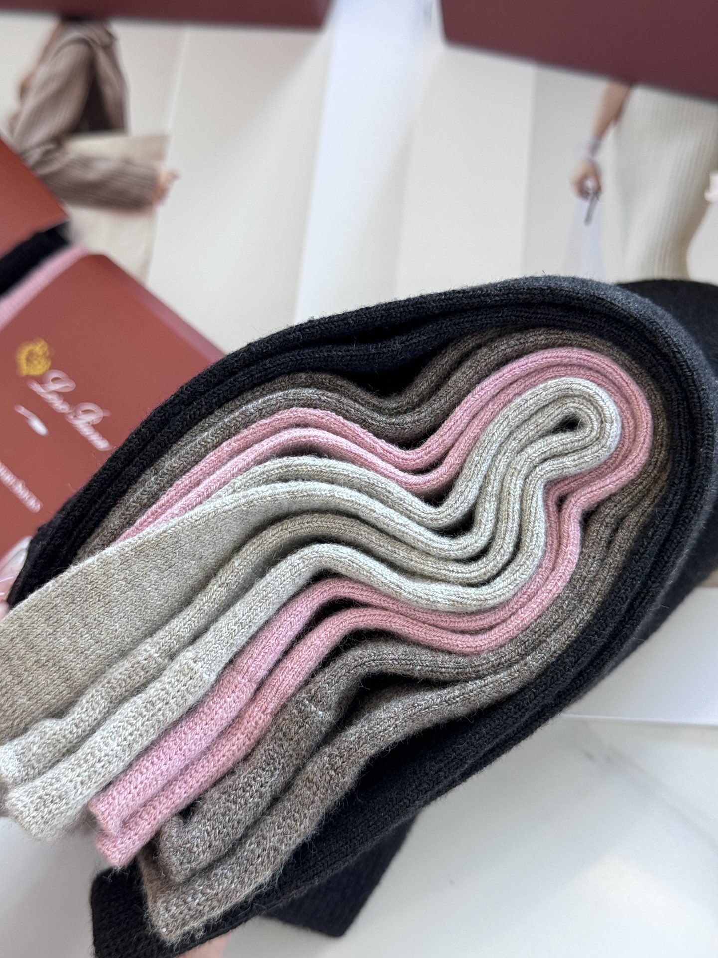 Cashmere socks crafted with an exceptionally soft, fine knit for optimal - Comprehensive 3