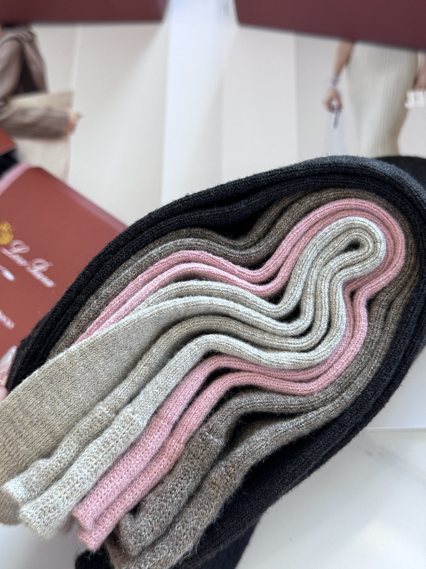 Cashmere socks crafted with an exceptionally soft, fine knit for optimal - Comprehensive 2