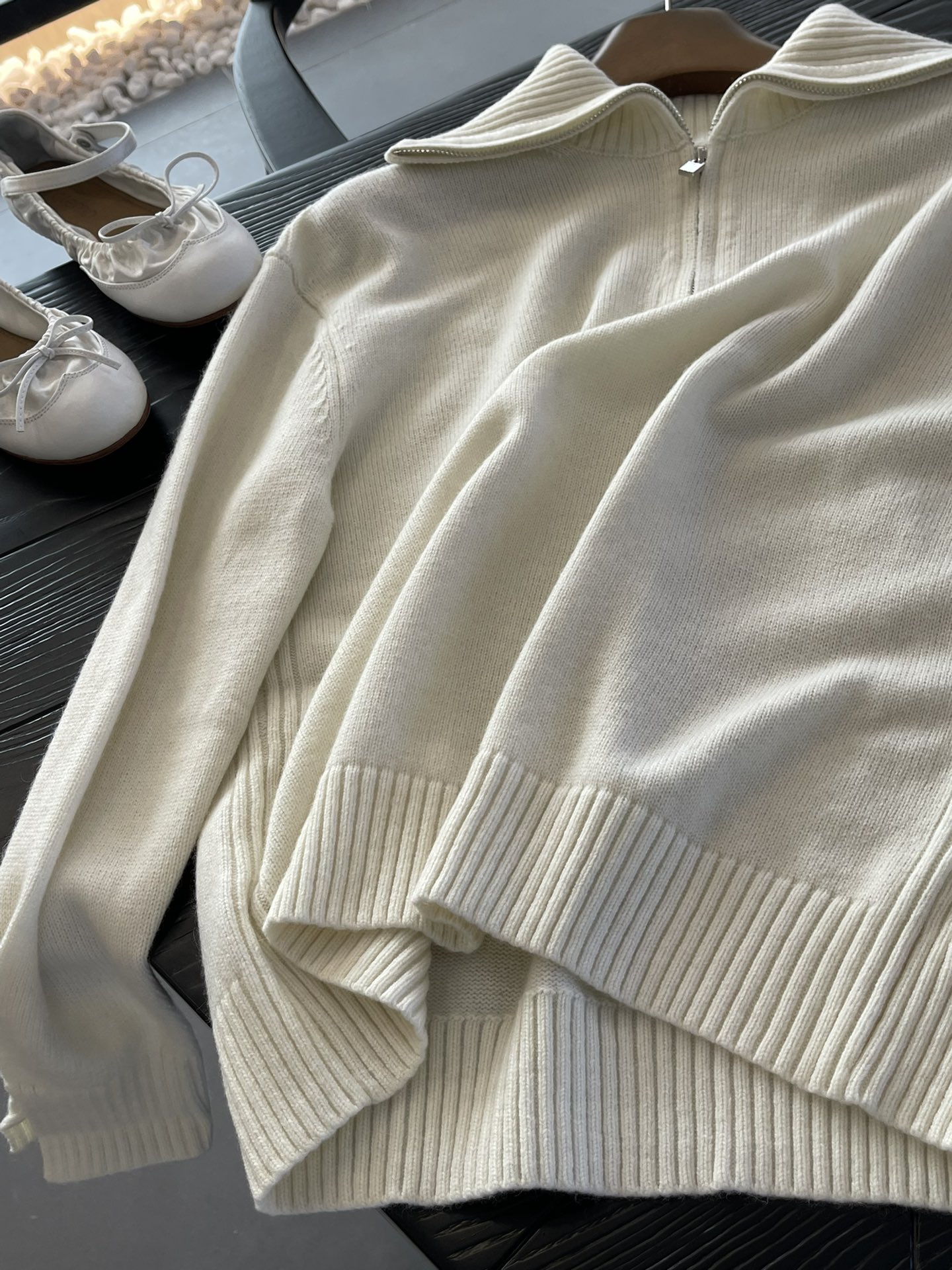 Crafted from Loro Piana cashmere yarn - Comprehensive 6
