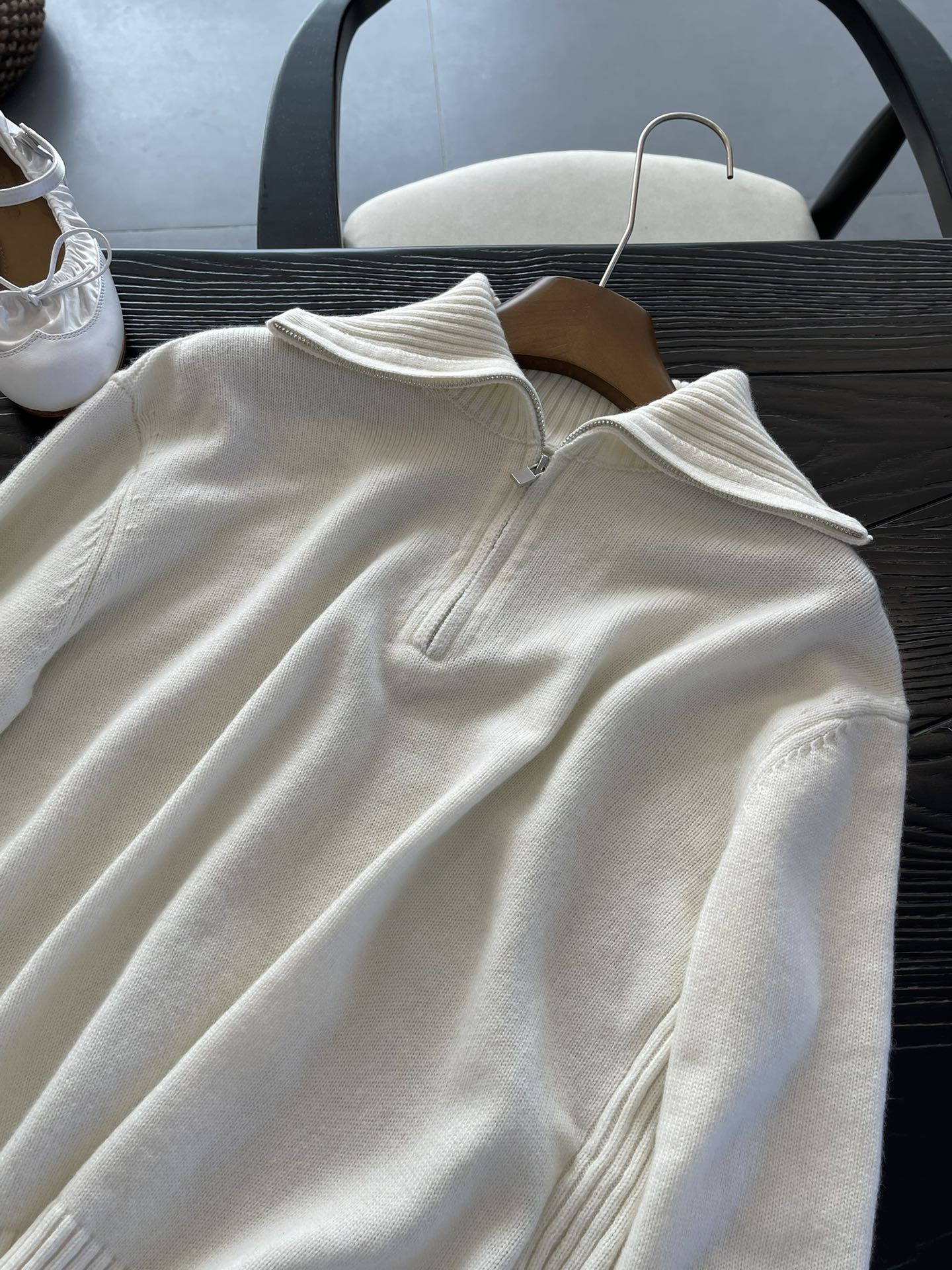 Crafted from Loro Piana cashmere yarn - Comprehensive 4
