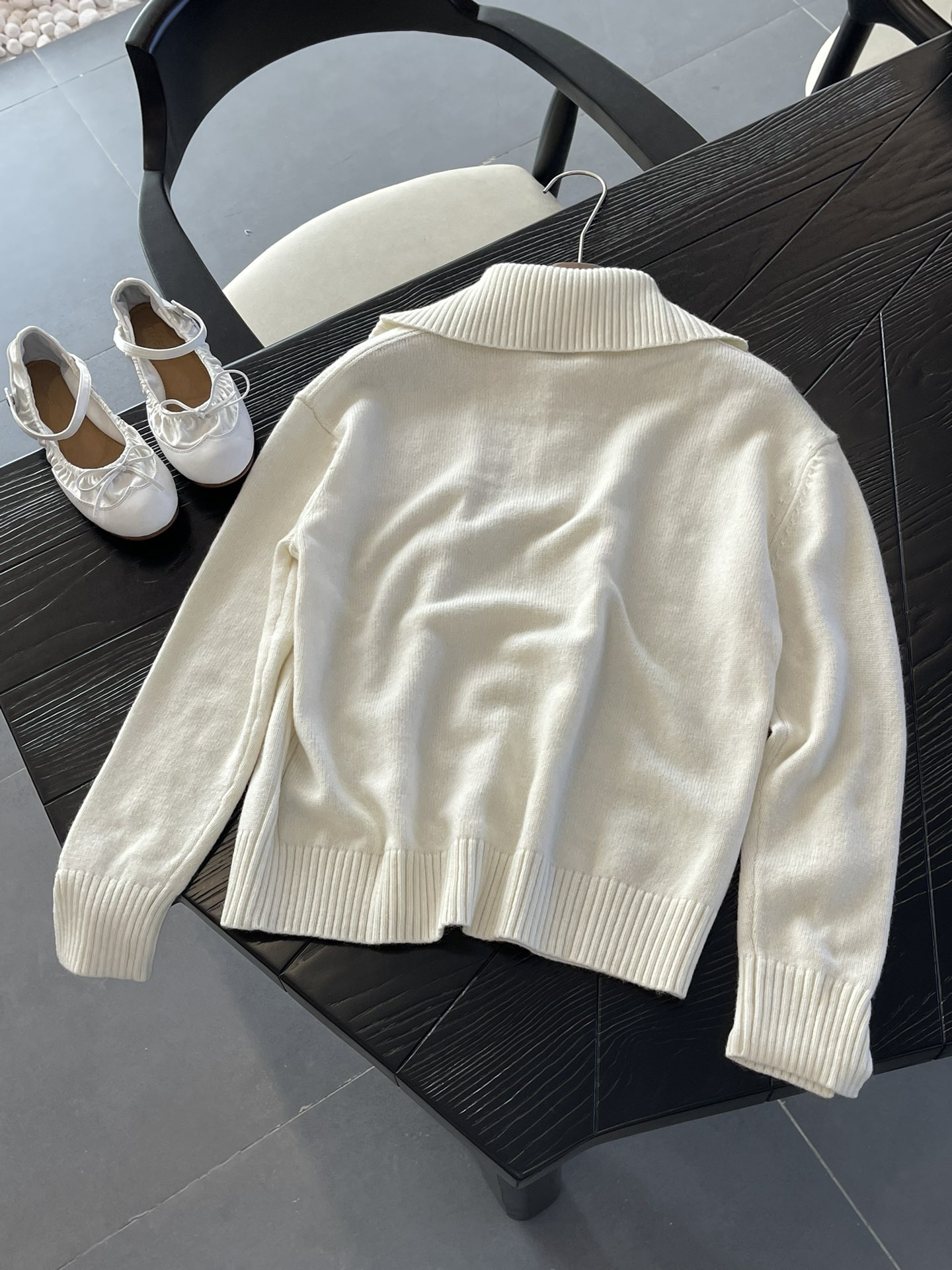 Crafted from Loro Piana cashmere yarn - Comprehensive 9