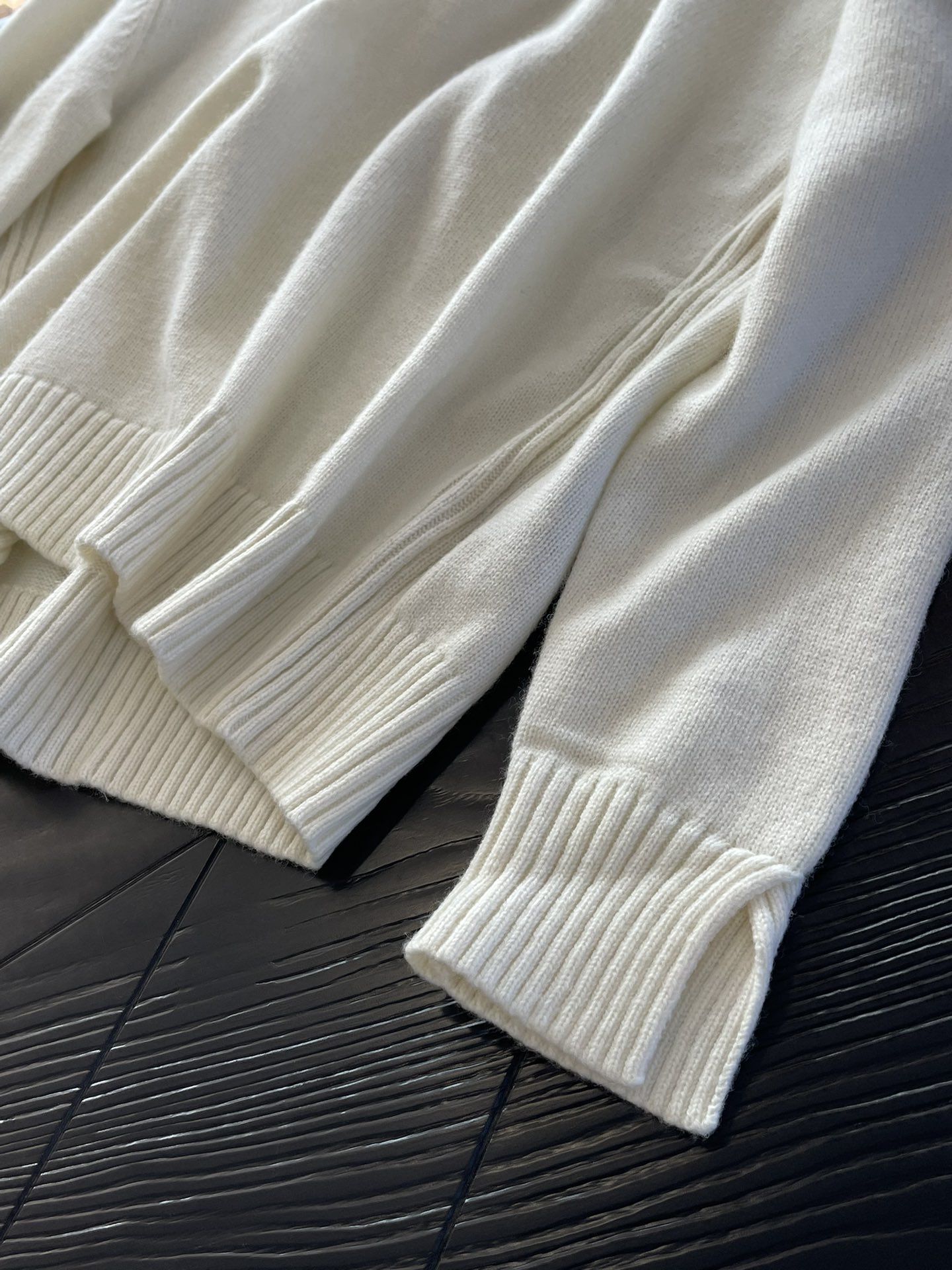 Crafted from Loro Piana cashmere yarn - Comprehensive 7