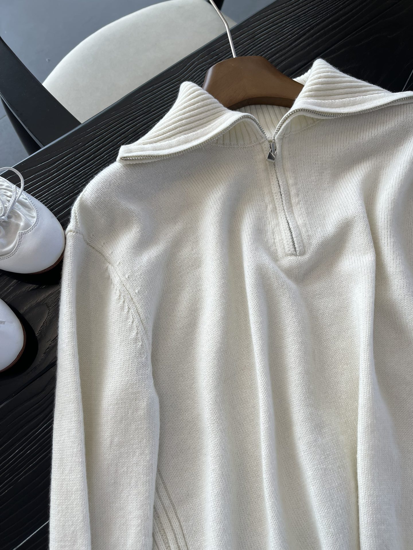 Crafted from Loro Piana cashmere yarn - Comprehensive 5