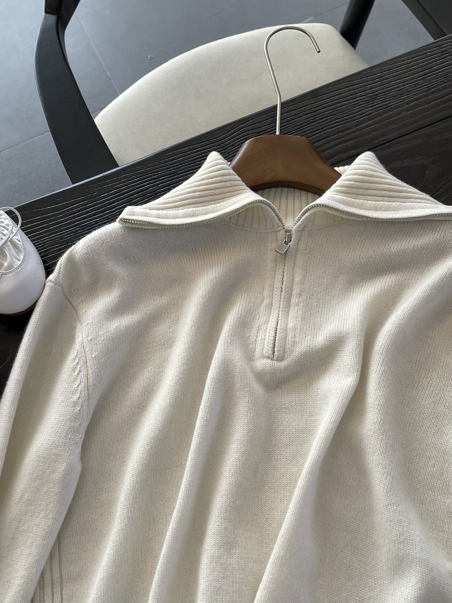 Crafted from Loro Piana cashmere yarn - Comprehensive 3