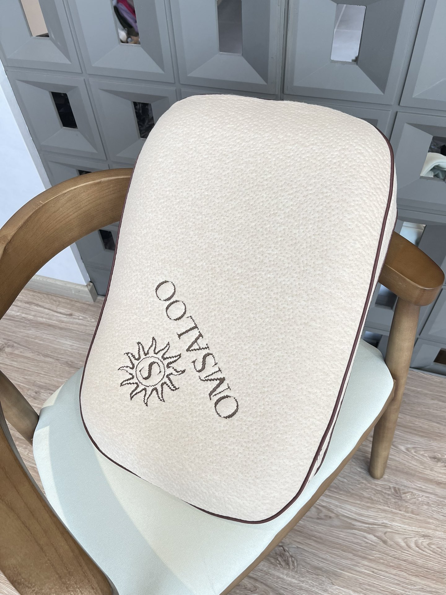 An ergonomic pillow designed to alleviate neck strain and relieve should - Comprehensive 4