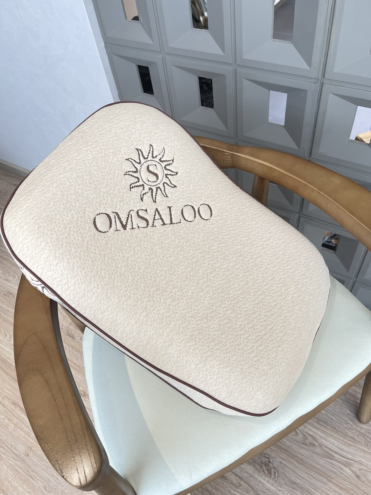An ergonomic pillow designed to alleviate neck strain and relieve should - Comprehensive 5