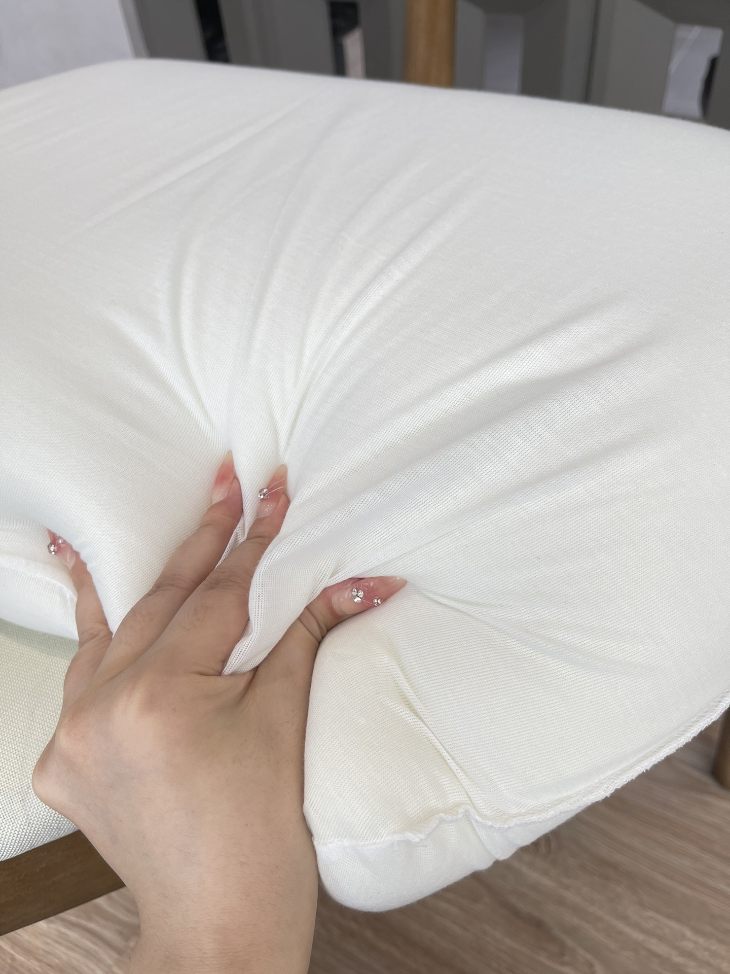 Featuring a profile height exceeding 5 cm, it offers a refined balance o - Comprehensive 3