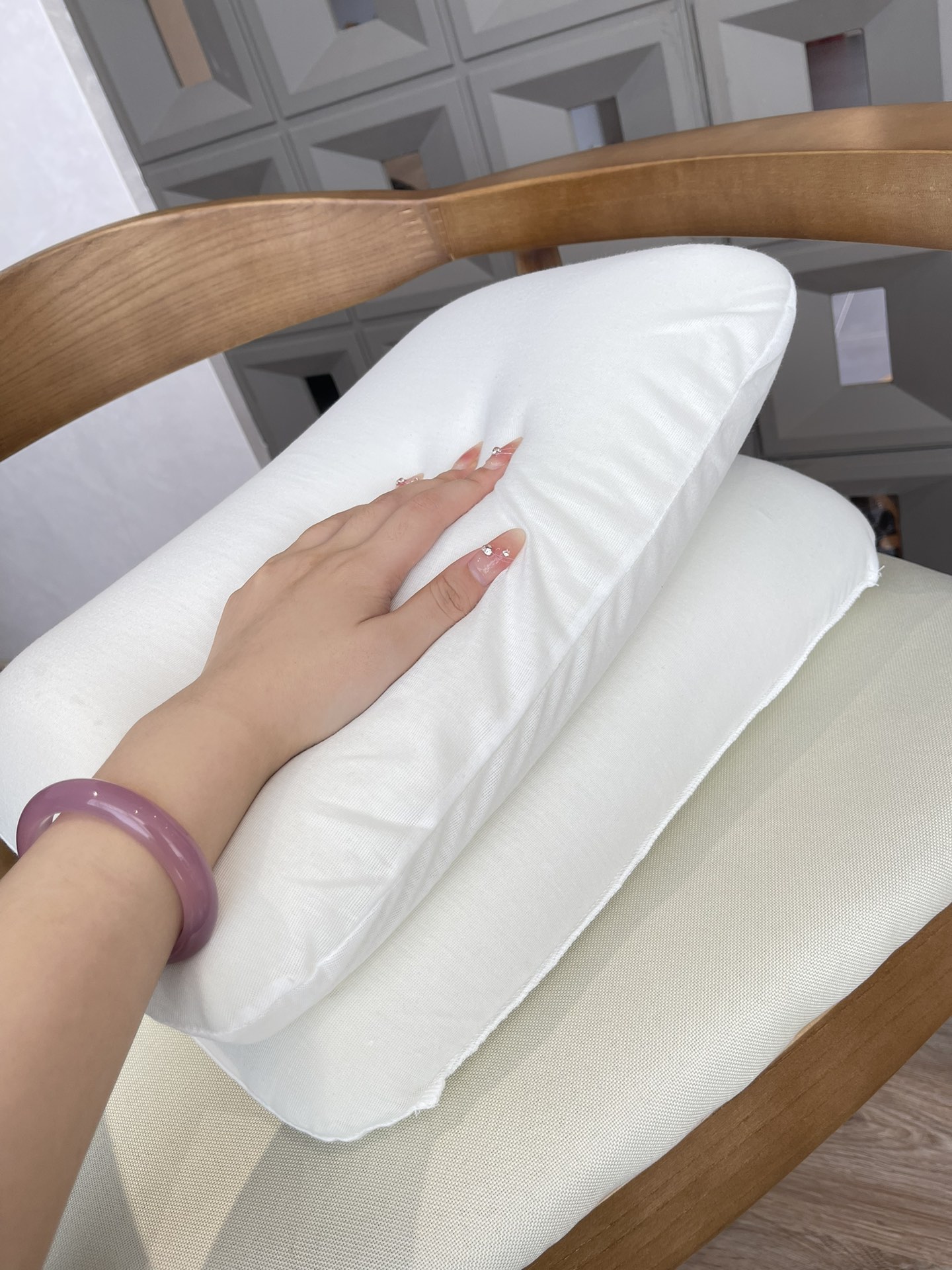 Featuring a profile height exceeding 5 cm, it offers a refined balance o - Comprehensive 2