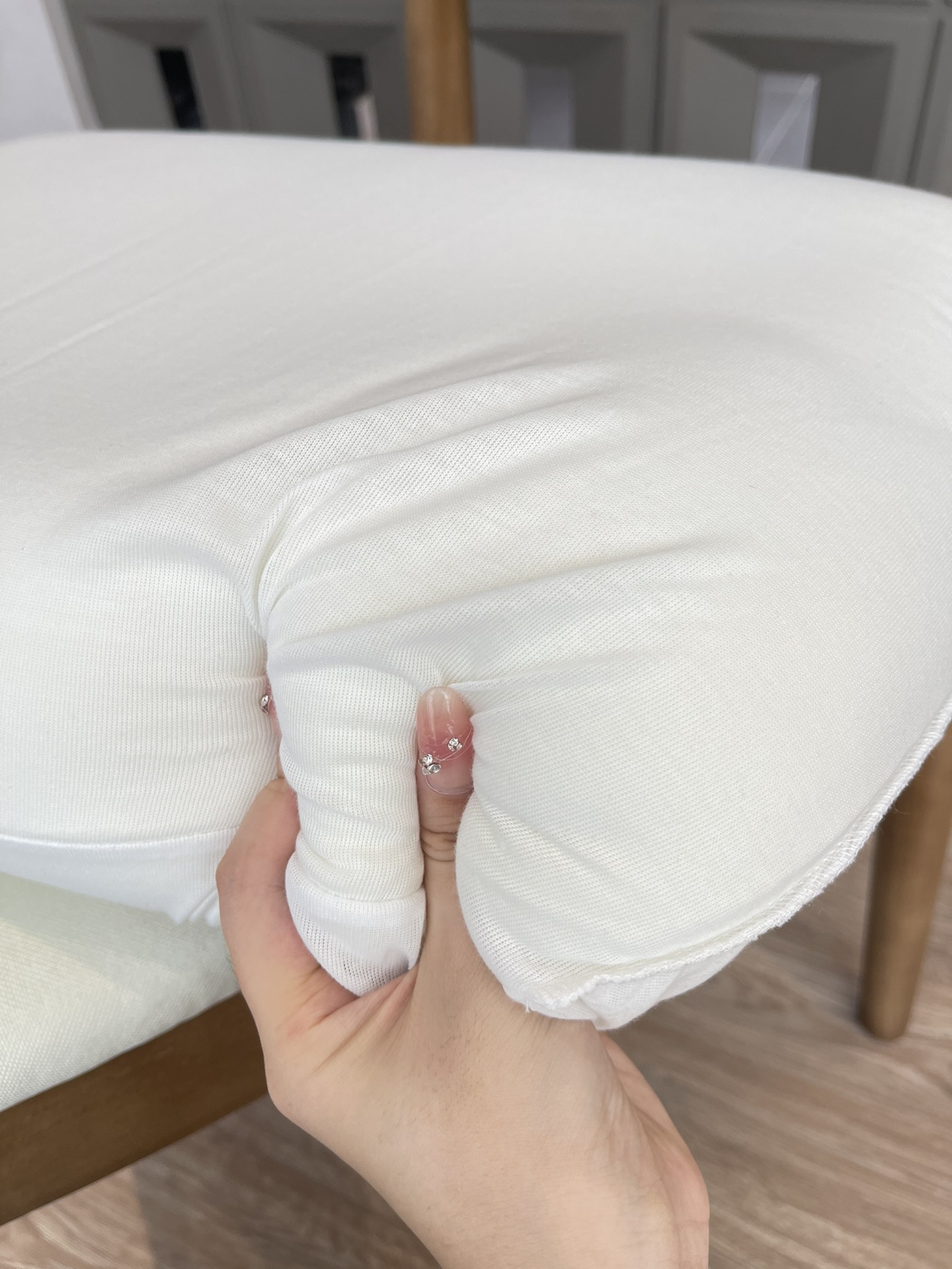 Featuring a profile height exceeding 5 cm, it offers a refined balance o - Comprehensive 4