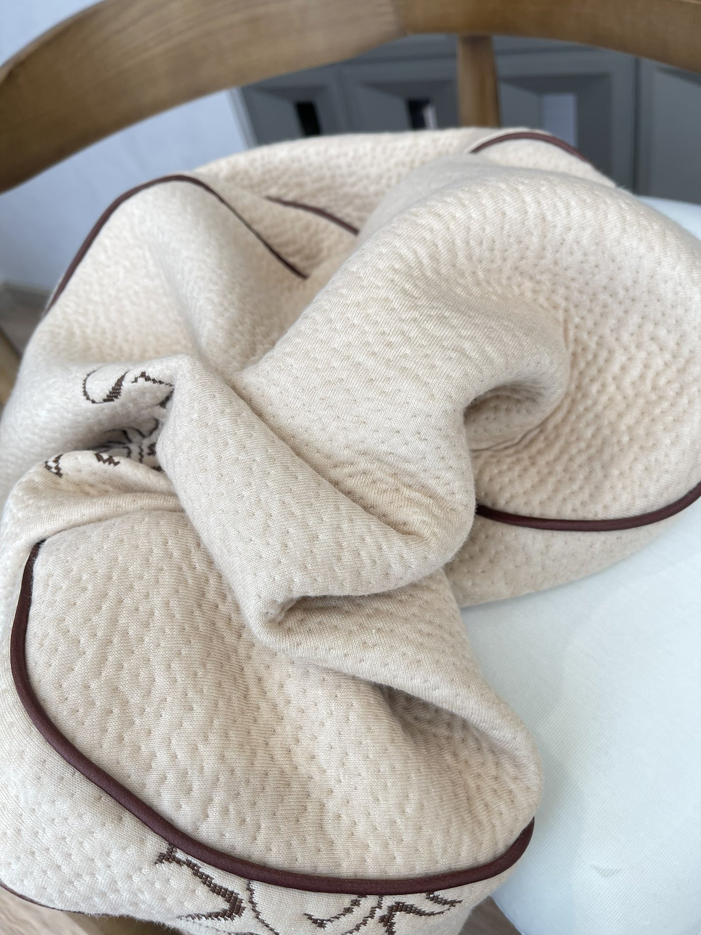 The outer cover features micro-perforated breathable mesh that actively  - Comprehensive 2