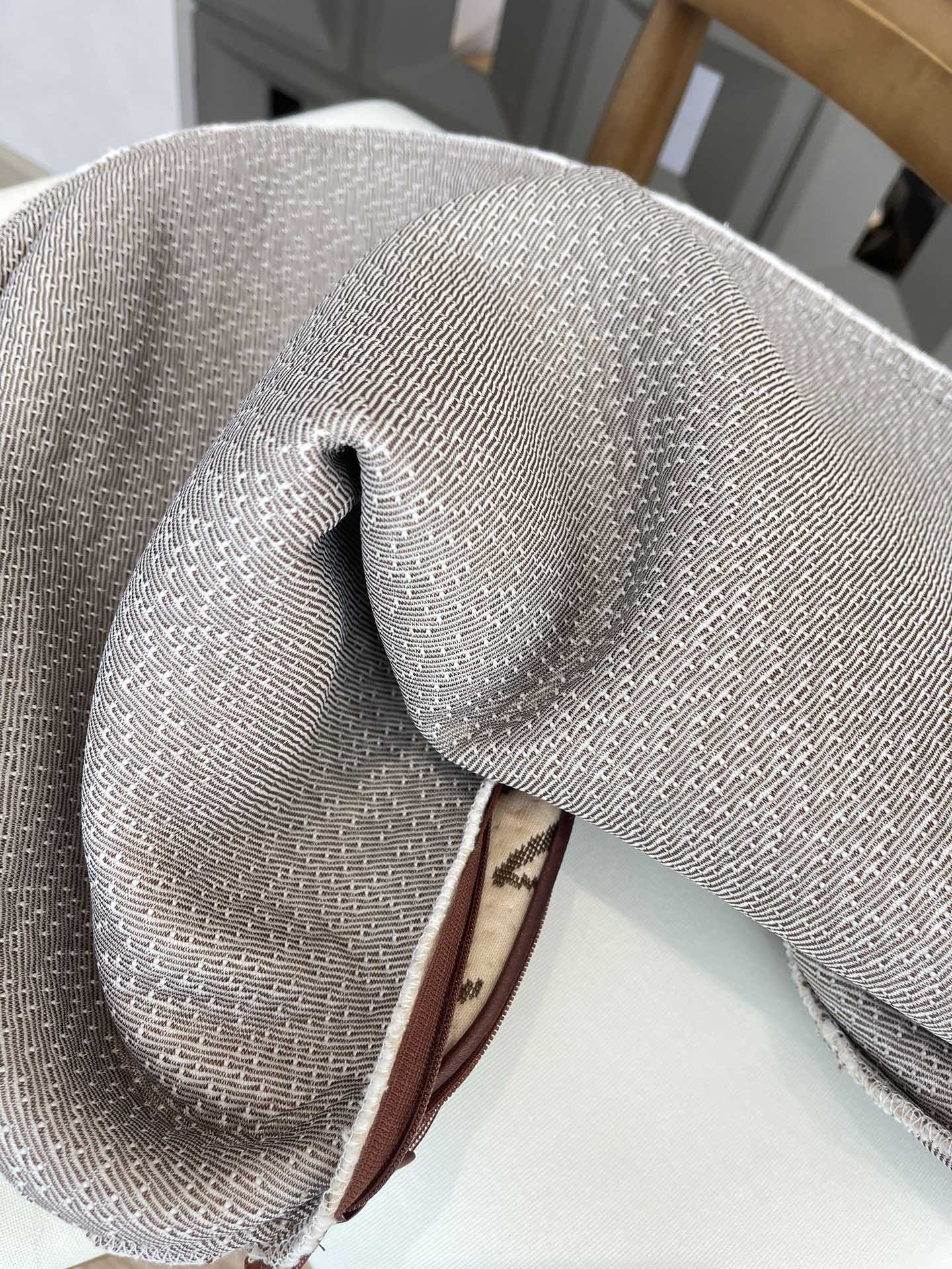 The outer cover features micro-perforated breathable mesh that actively  - Comprehensive 5