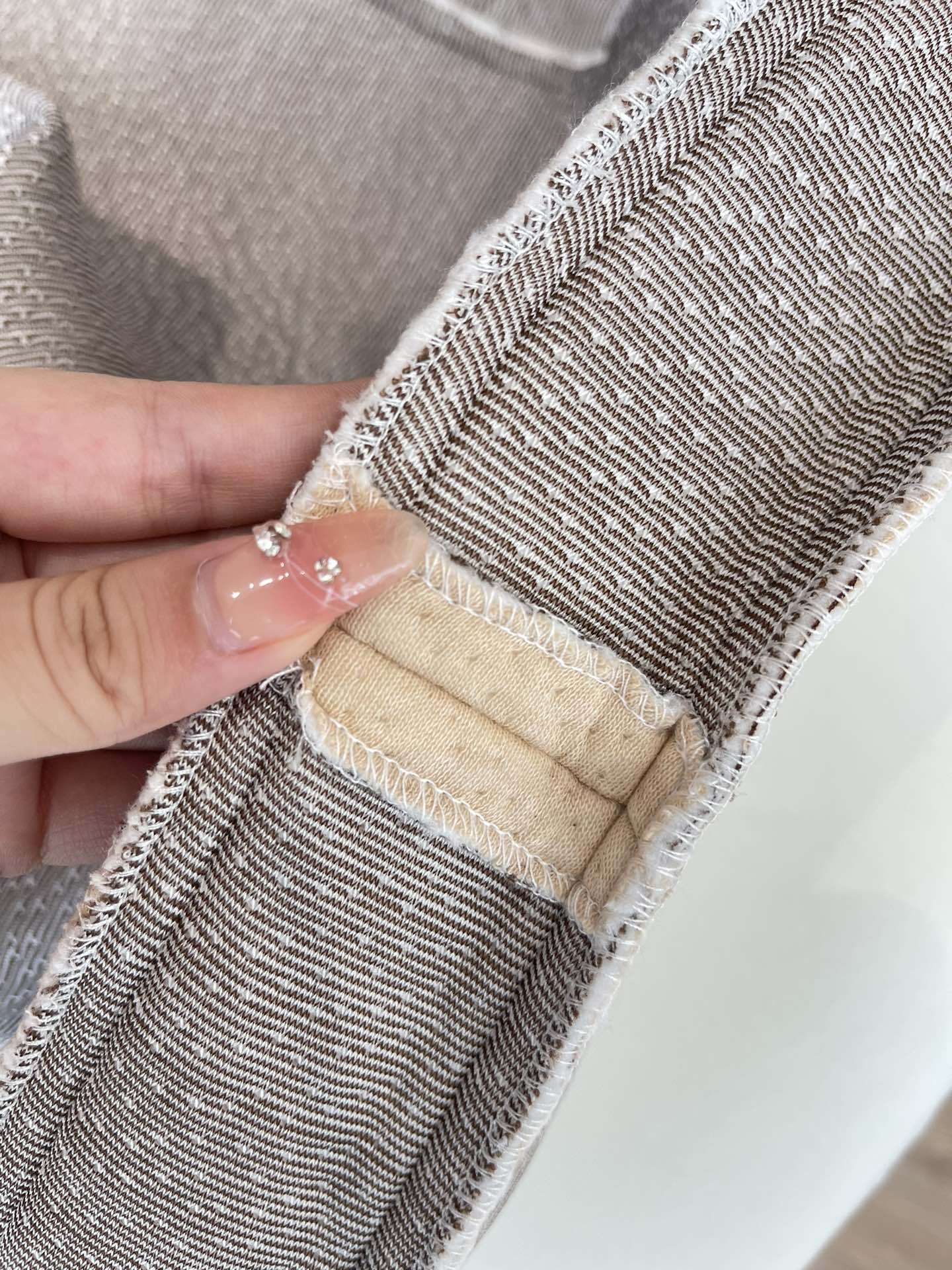 The outer cover features micro-perforated breathable mesh that actively  - Comprehensive 8