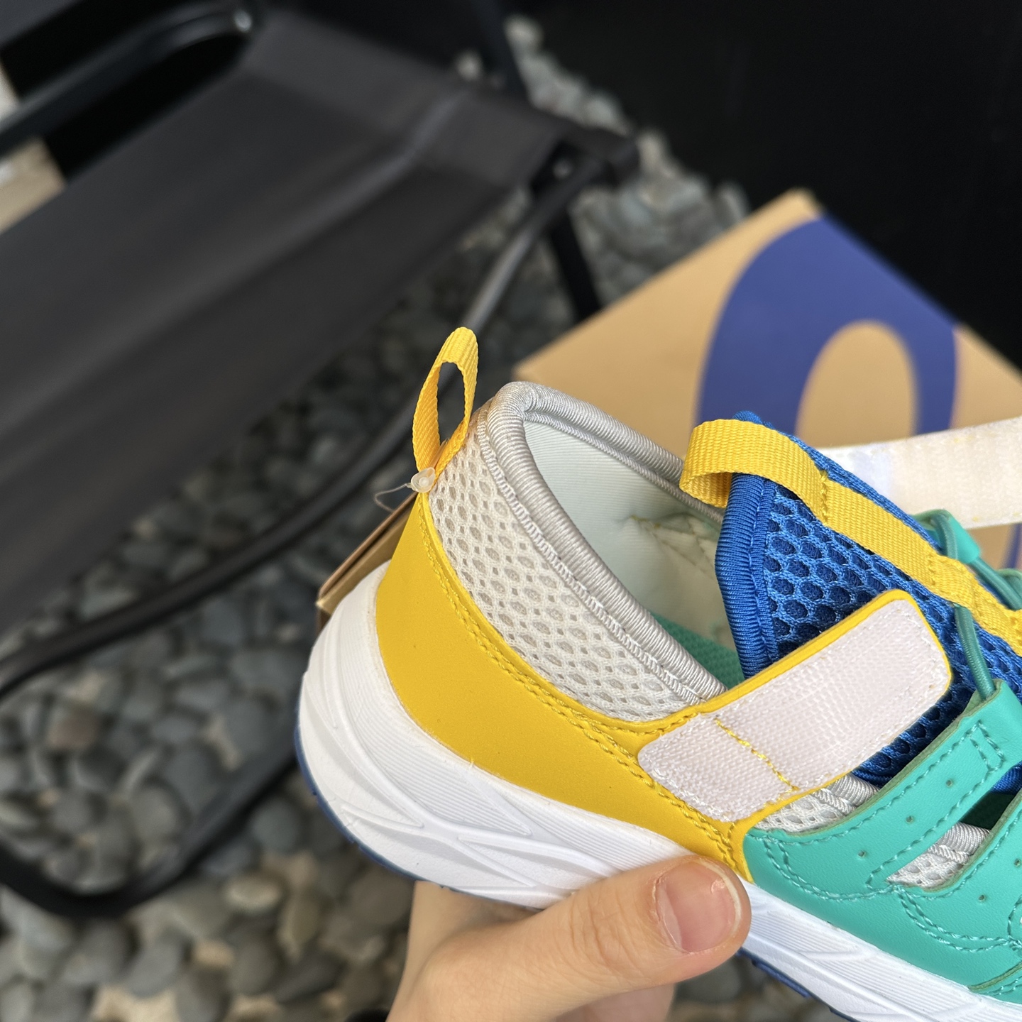 图片[4]-⛰️亚瑟士这双儿童轮胎登山鞋，采用超强耐磨轮胎大底，防滑抓地力MAX，让孩子在户外玩耍时，无论是泥泞小道还是崎岖山路，都能轻松应对。透气网布鞋面，搭配柔软内衬，长时间奔跑也不闷脚，舒适度满分。尺码26-37-选品中心