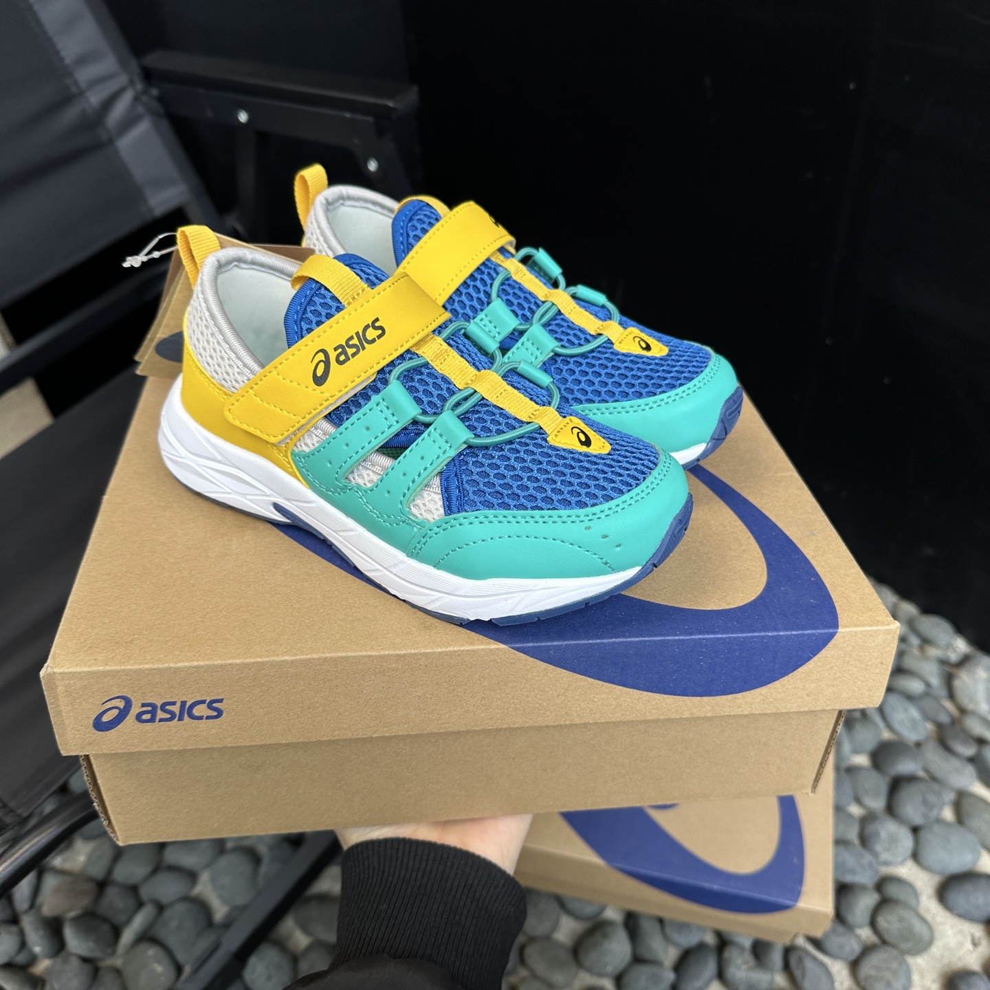 ⛰️亚瑟士这双儿童轮胎登山鞋,采用超强耐磨轮胎大底,防滑抓地力MAX,让孩子在户外玩耍时,无论是泥泞小道还是崎岖山路,都能轻松应对。透气网布鞋面,搭配柔软内衬,长时间奔跑也不闷脚,舒适度满分。尺码26-37-选品中心