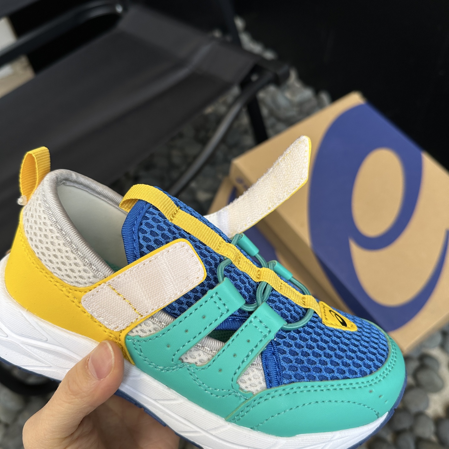 图片[3]-⛰️亚瑟士这双儿童轮胎登山鞋，采用超强耐磨轮胎大底，防滑抓地力MAX，让孩子在户外玩耍时，无论是泥泞小道还是崎岖山路，都能轻松应对。透气网布鞋面，搭配柔软内衬，长时间奔跑也不闷脚，舒适度满分。尺码26-37-选品中心