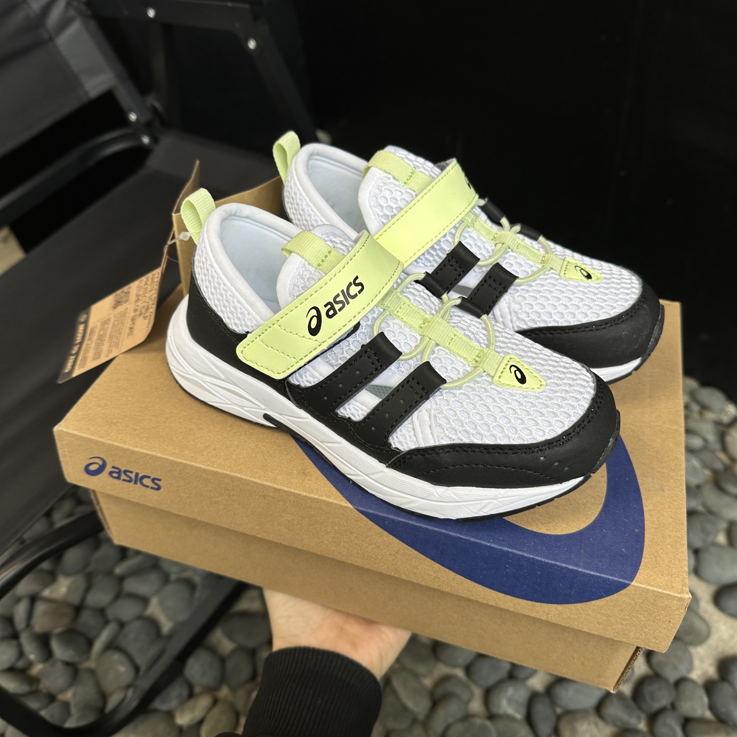 ⛰️亚瑟士这双儿童轮胎登山鞋,采用超强耐磨轮胎大底,防滑抓地力MAX,让孩子在户外玩耍时,无论是泥泞小道还是崎岖山路,都能轻松应对。透气网布鞋面,搭配柔软内衬,长时间奔跑也不闷脚,舒适度满分。尺码26-37-选品中心