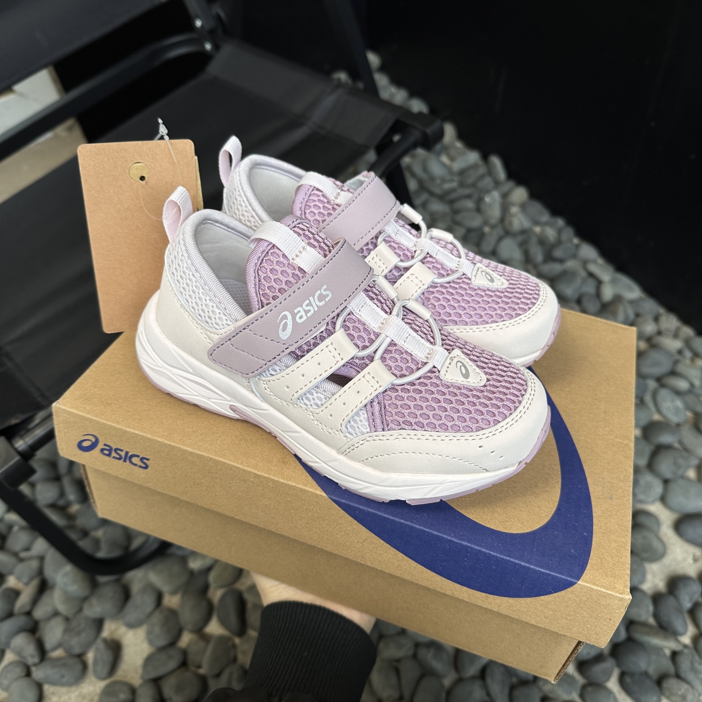 ⛰️亚瑟士这双儿童轮胎登山鞋，采用超强耐磨轮胎大底，防滑抓地力MAX，让孩子在户外玩耍时，无论是泥泞小道还是崎岖山路，都能轻松应对。透气网布鞋面，搭配柔软内衬，长时间奔跑也不闷脚，舒适度满分。尺码26-37-选品中心