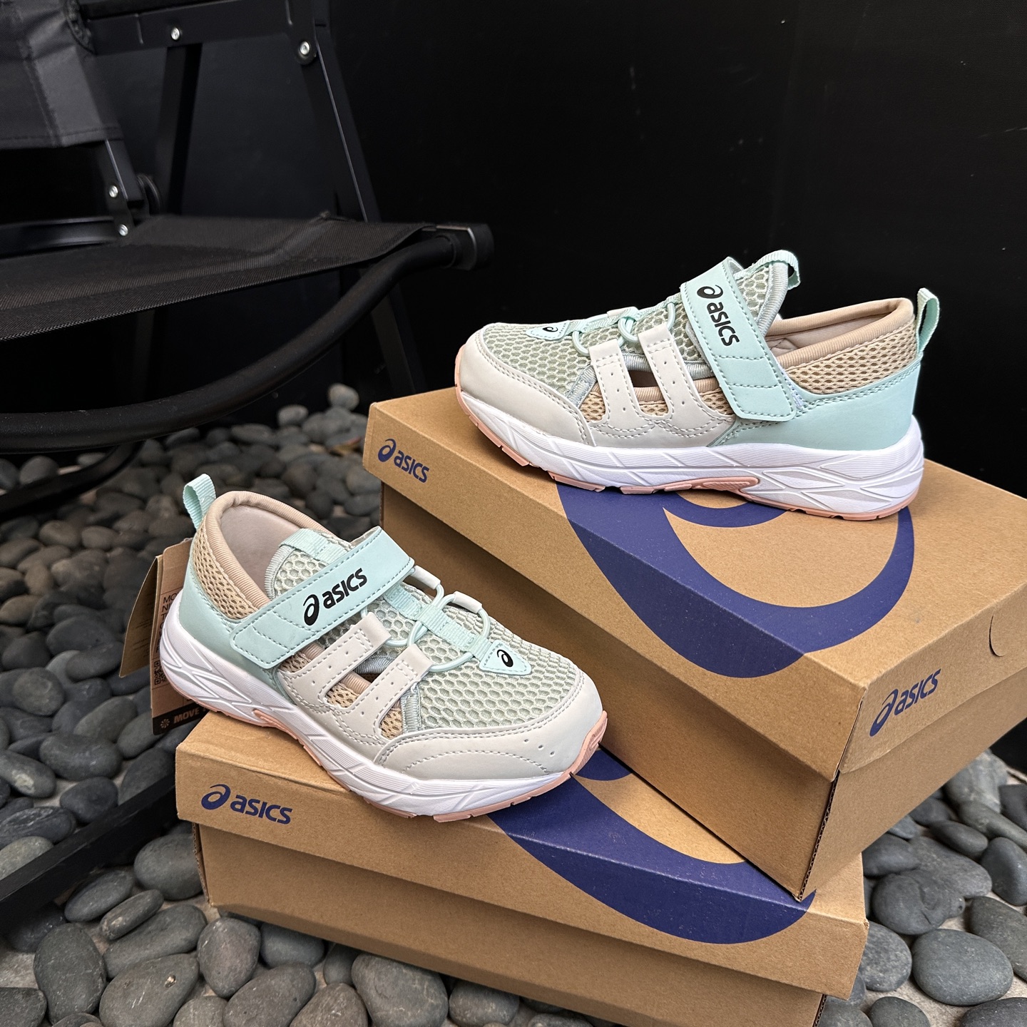 图片[2]-⛰️亚瑟士这双儿童轮胎登山鞋，采用超强耐磨轮胎大底，防滑抓地力MAX，让孩子在户外玩耍时，无论是泥泞小道还是崎岖山路，都能轻松应对。透气网布鞋面，搭配柔软内衬，长时间奔跑也不闷脚，舒适度满分。尺码26-37-选品中心