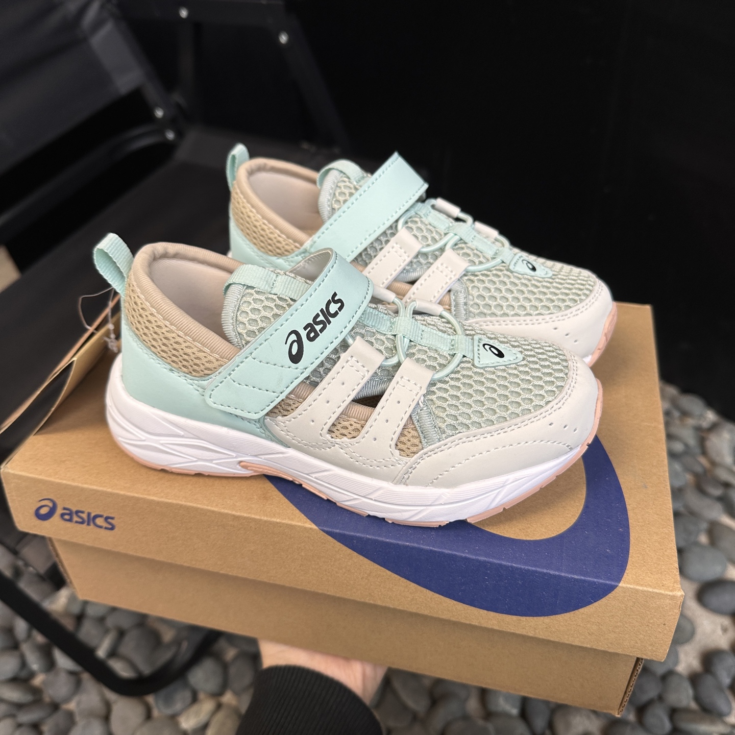 ⛰️亚瑟士这双儿童轮胎登山鞋,采用超强耐磨轮胎大底,防滑抓地力MAX,让孩子在户外玩耍时,无论是泥泞小道还是崎岖山路,都能轻松应对。透气网布鞋面,搭配柔软内衬,长时间奔跑也不闷脚,舒适度满分。尺码26-37-选品中心