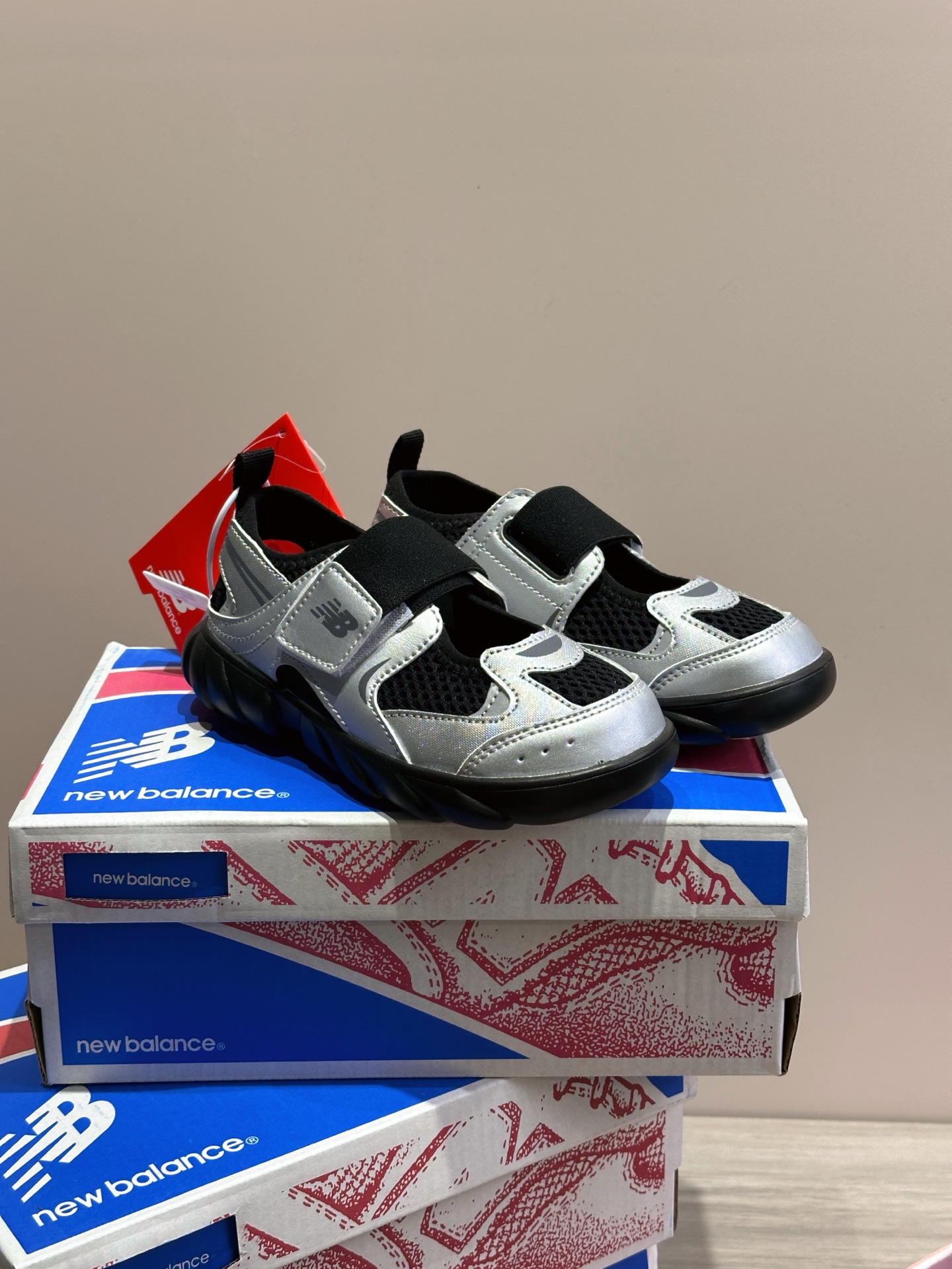 图片[2]-🔥NB920户外运动凉鞋，价格出乎意料，品质更出乎意外，被我夸了无数次 网面材质确保良好的透气性，让孩子的脚部能够保持干爽，减少闷热和不适感 橡胶大底超级超级软-选品中心