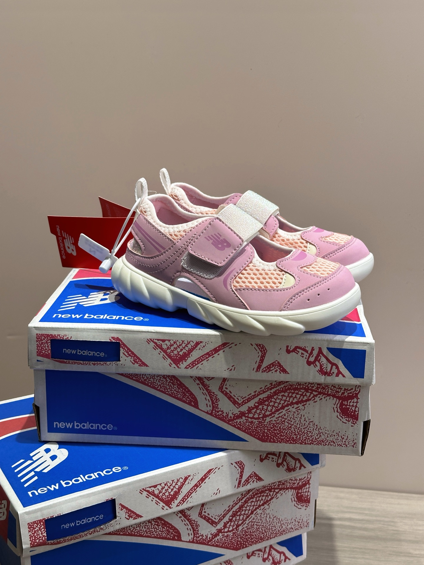 图片[6]-🔥NB920户外运动凉鞋，价格出乎意料，品质更出乎意外，被我夸了无数次 网面材质确保良好的透气性，让孩子的脚部能够保持干爽，减少闷热和不适感 橡胶大底超级超级软-选品中心