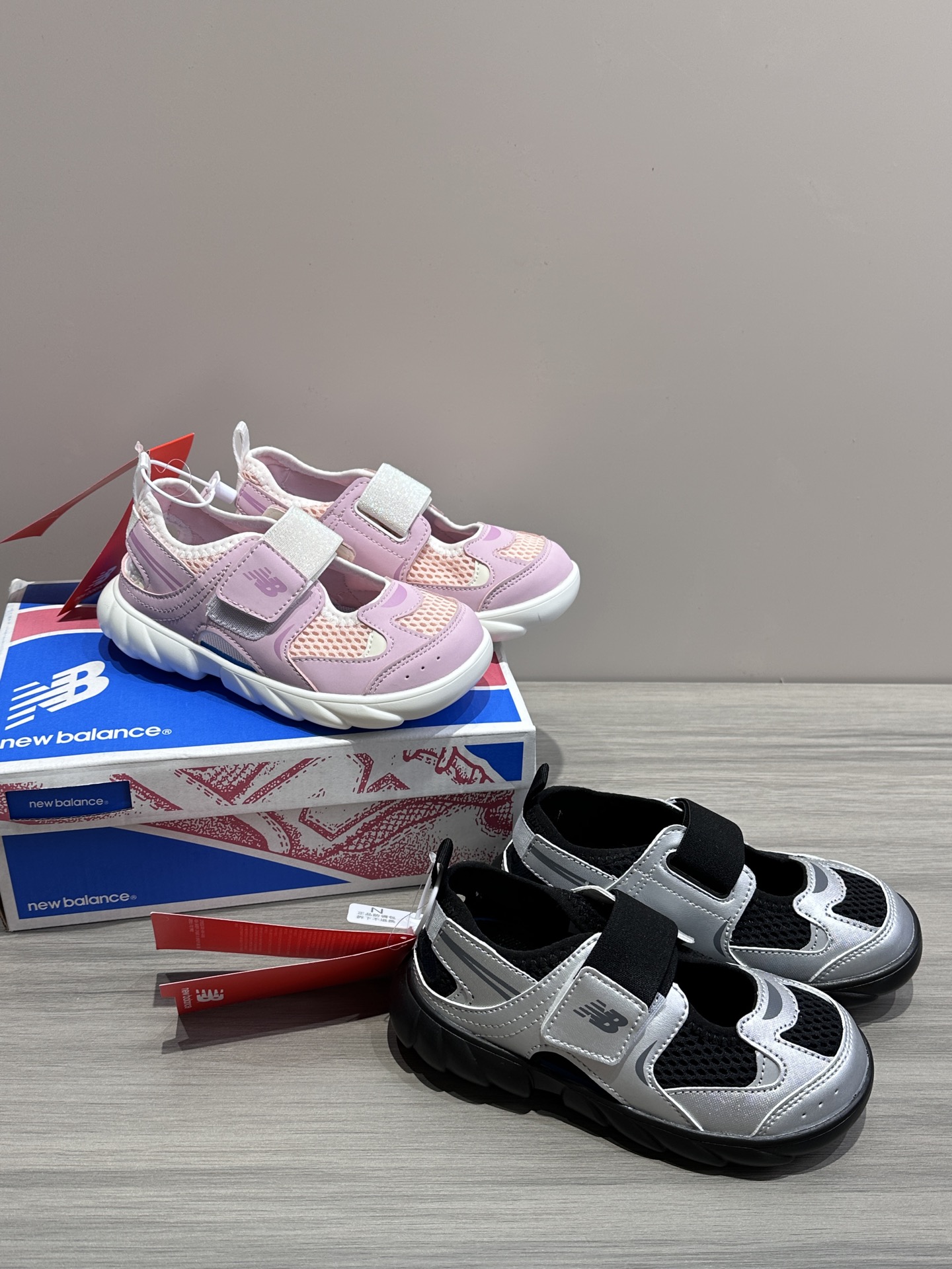 🔥NB920户外运动凉鞋，价格出乎意料，品质更出乎意外，被我夸了无数次 网面材质确保良好的透气性，让孩子的脚部能够保持干爽，减少闷热和不适感 橡胶大底超级超级软-选品中心