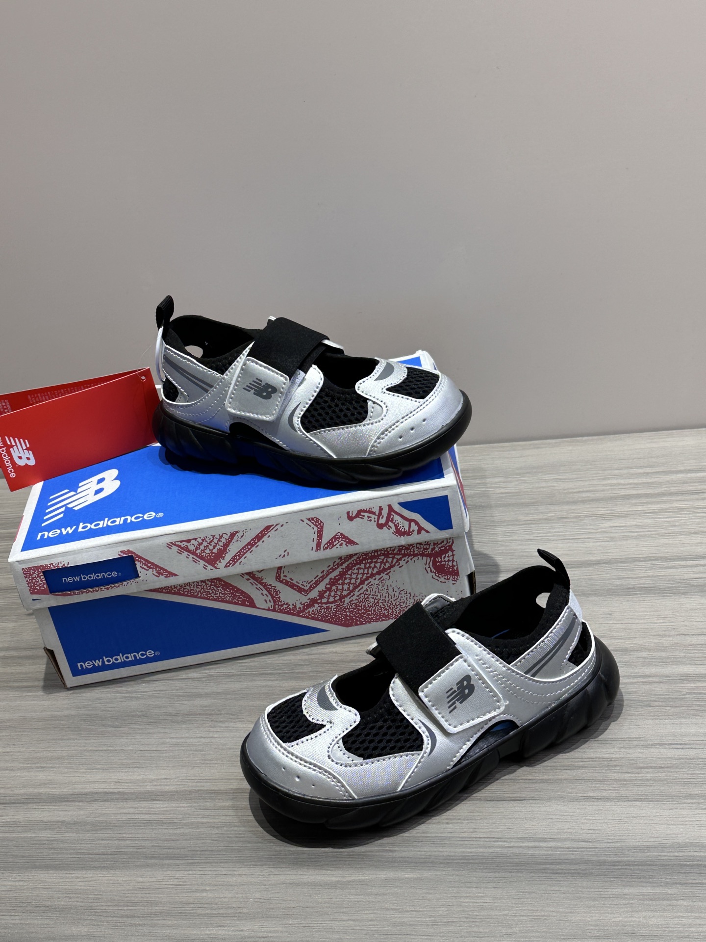 图片[4]-🔥NB920户外运动凉鞋，价格出乎意料，品质更出乎意外，被我夸了无数次 网面材质确保良好的透气性，让孩子的脚部能够保持干爽，减少闷热和不适感 橡胶大底超级超级软-选品中心