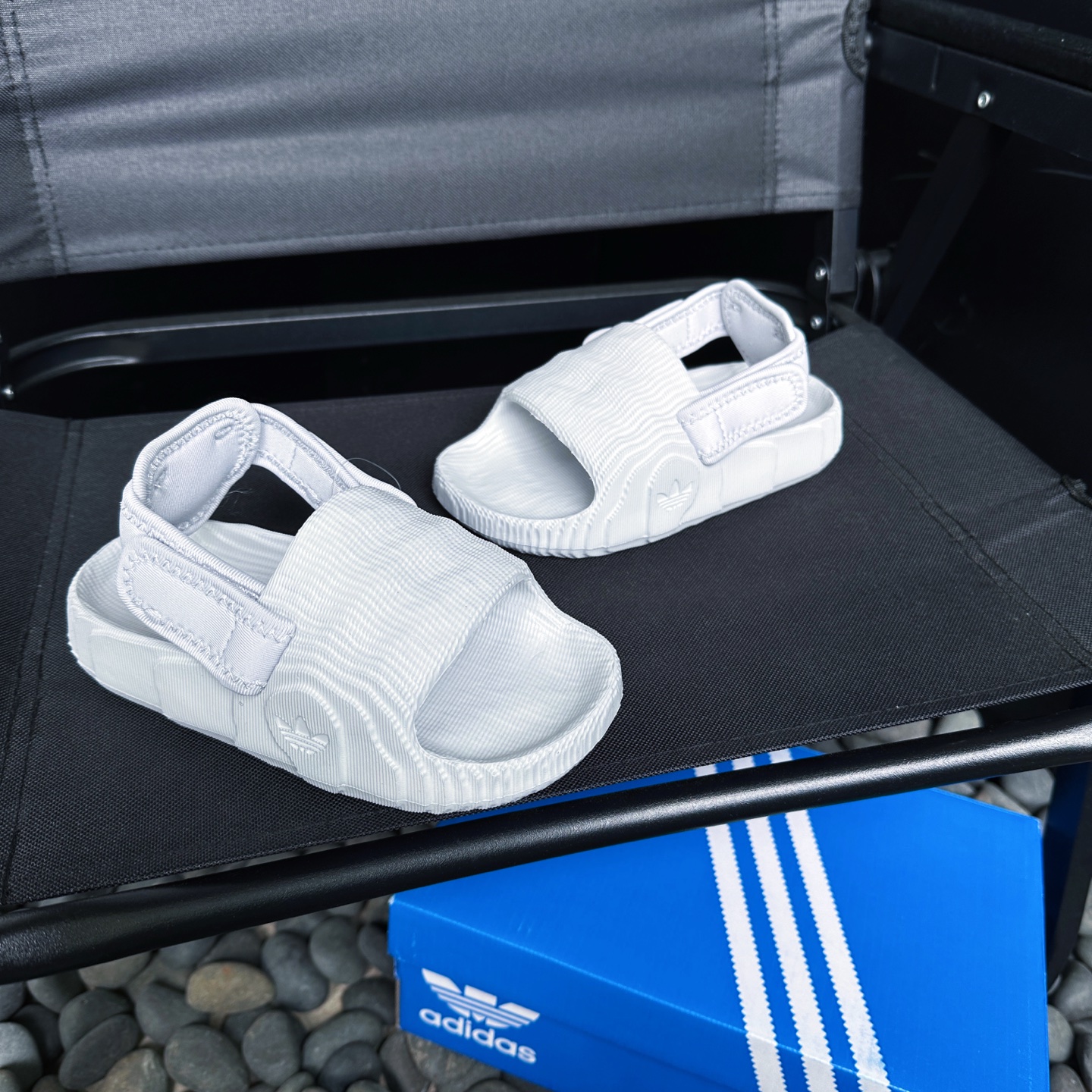 图片[9]-2025二代adidas新款两穿凉鞋✨22-35 洞洞鞋款式设计，后跟可拆卸，两穿超实用❤️配饰单独活动可拆解❗️尺码22-35 每个镜头都非常出片-选品中心