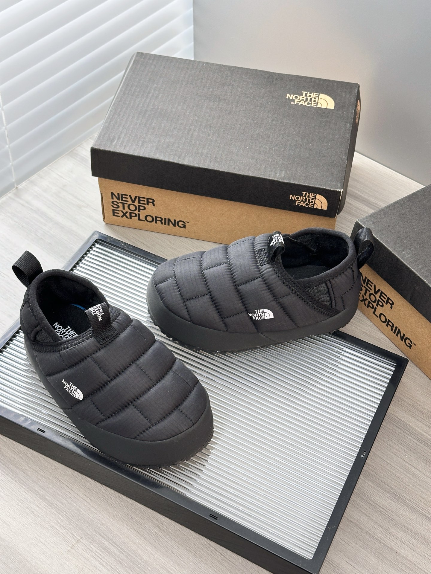 NO:670315,Actual shot details – original pictures straight out of the camera. Classic and versatile black. Black down shoes are the most commonly worn daily. They have fluffy linings and the heels can be stepped on. Snow boots, boots, down jackets,19860909实拍细节–原相机直出原图 经典百搭的黑色 黑色羽绒鞋是日常穿起来最多的,内里绒毛毛,后脚跟还可以踩.,雪地靴,boots,down jacket,,Children's