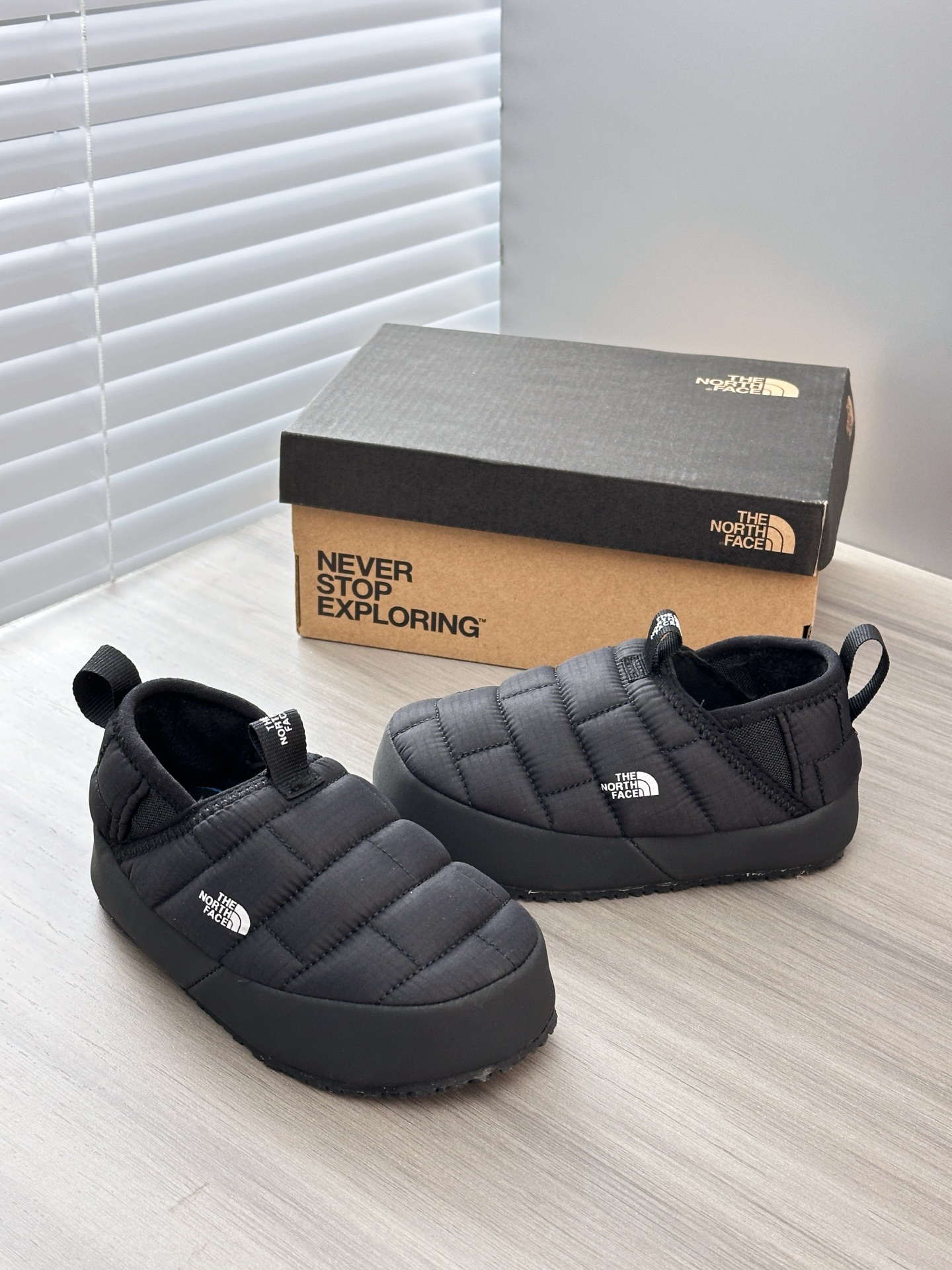 图片[3]-📷实拍细节–原相机直出原图 经典百搭的黑色🖤 黑色羽绒鞋是日常穿起来最多的，内里绒毛毛，后脚跟还可以踩。-选品中心