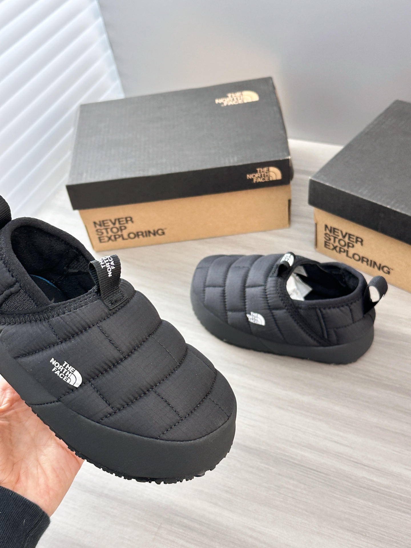 图片[5]-📷实拍细节–原相机直出原图 经典百搭的黑色🖤 黑色羽绒鞋是日常穿起来最多的，内里绒毛毛，后脚跟还可以踩。-选品中心