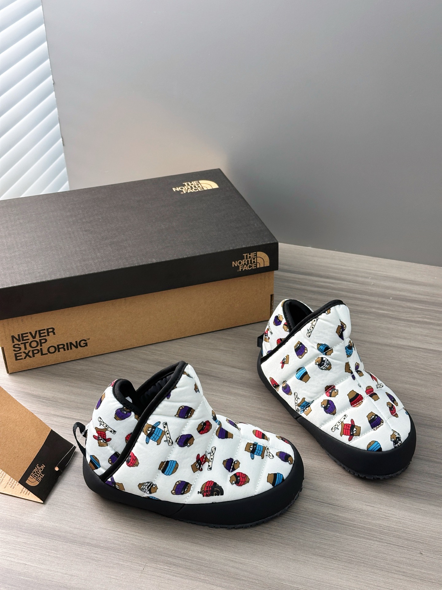 📷实拍细节–原相机直出原图 独家新配色卡通款，羽绒服鞋面是防风防水的，羽绒湿纸巾就可以打理，很软也很糯-选品中心