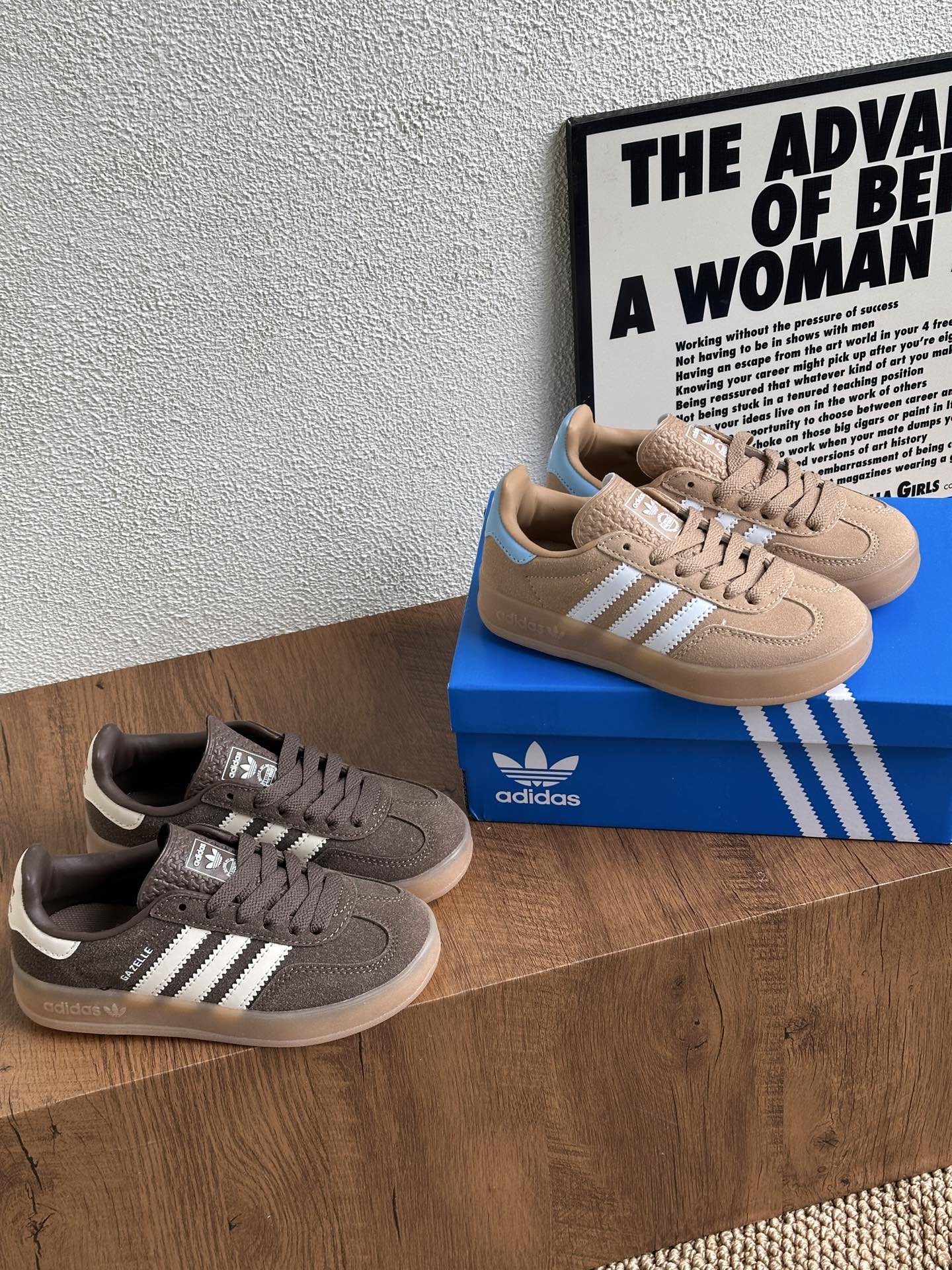 NO:850525,Maillard Style – Detailed picture of coffee color~ The beige suit and coffee-colored Dexun shoes collide to create a retro feel, with frosted suede, rubber wear-resistant soles, and a baseball cap. It’s so cool and sexy, who wouldn’t want to take a bite after seeing it!  ,Adidas,hats,19860909美拉德风–咖色系细节图～ 米色套装和咖色德训鞋碰撞出复古感,磨砂翻毛皮,橡胶耐磨底,再配上棒球帽,又酷又奶,谁看了不想rua一口！,阿迪达斯,hats,,Children's