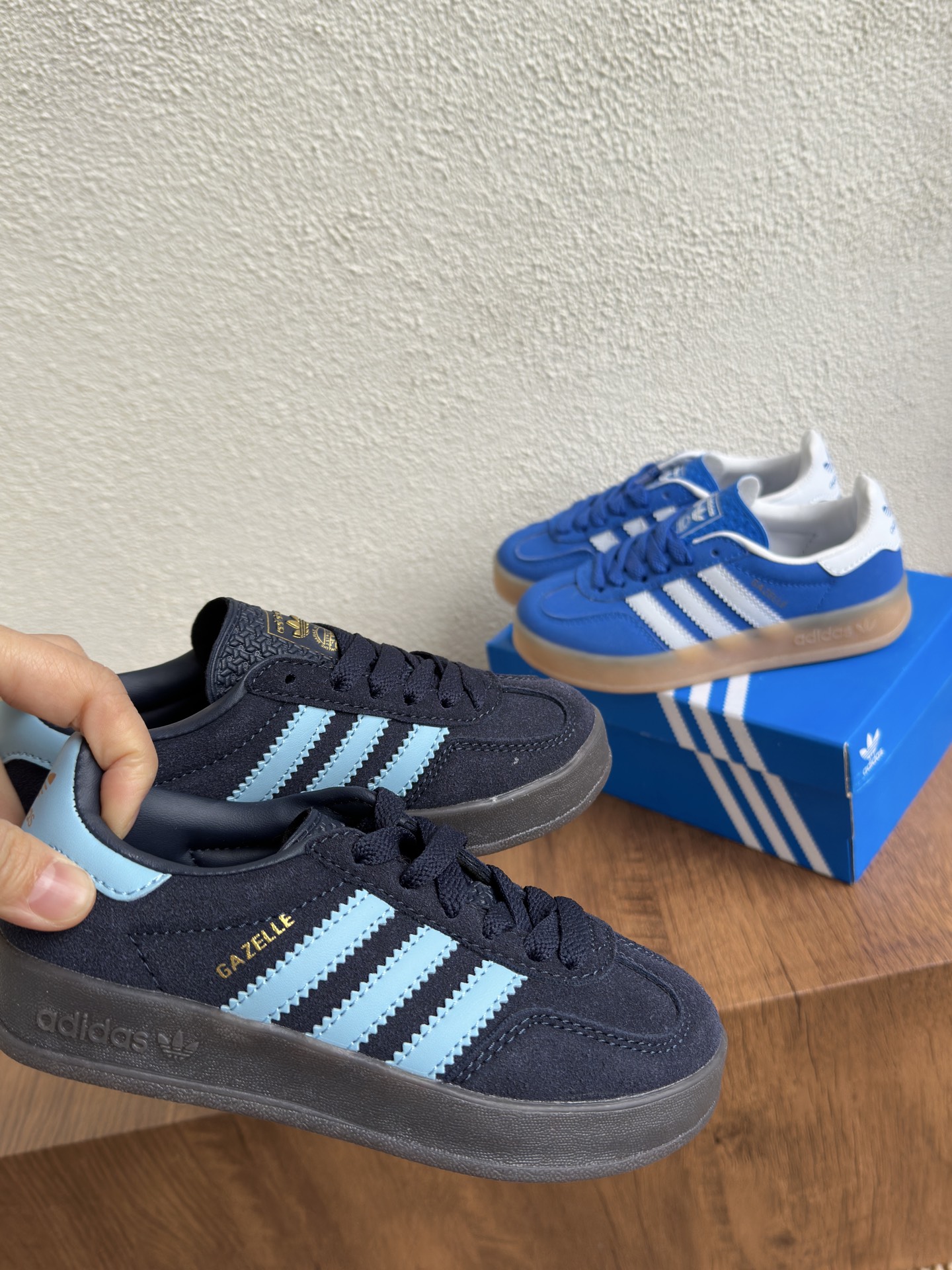 NO:850535,Simple high-end style – Detailed picture of the blue series ~ The blue color is so beautiful, this blue is very Korean style, really yyds, you can take photos handsomely with jeans, Adidas, jeans,19860909简约高级风–蓝色调系列细节图～ 蓝色系的德训太好看啦,这个蓝色特别韩范,真的yyds,搭配牛仔裤就可以帅帅的拍照啦,阿迪达斯,jeans,,Children's