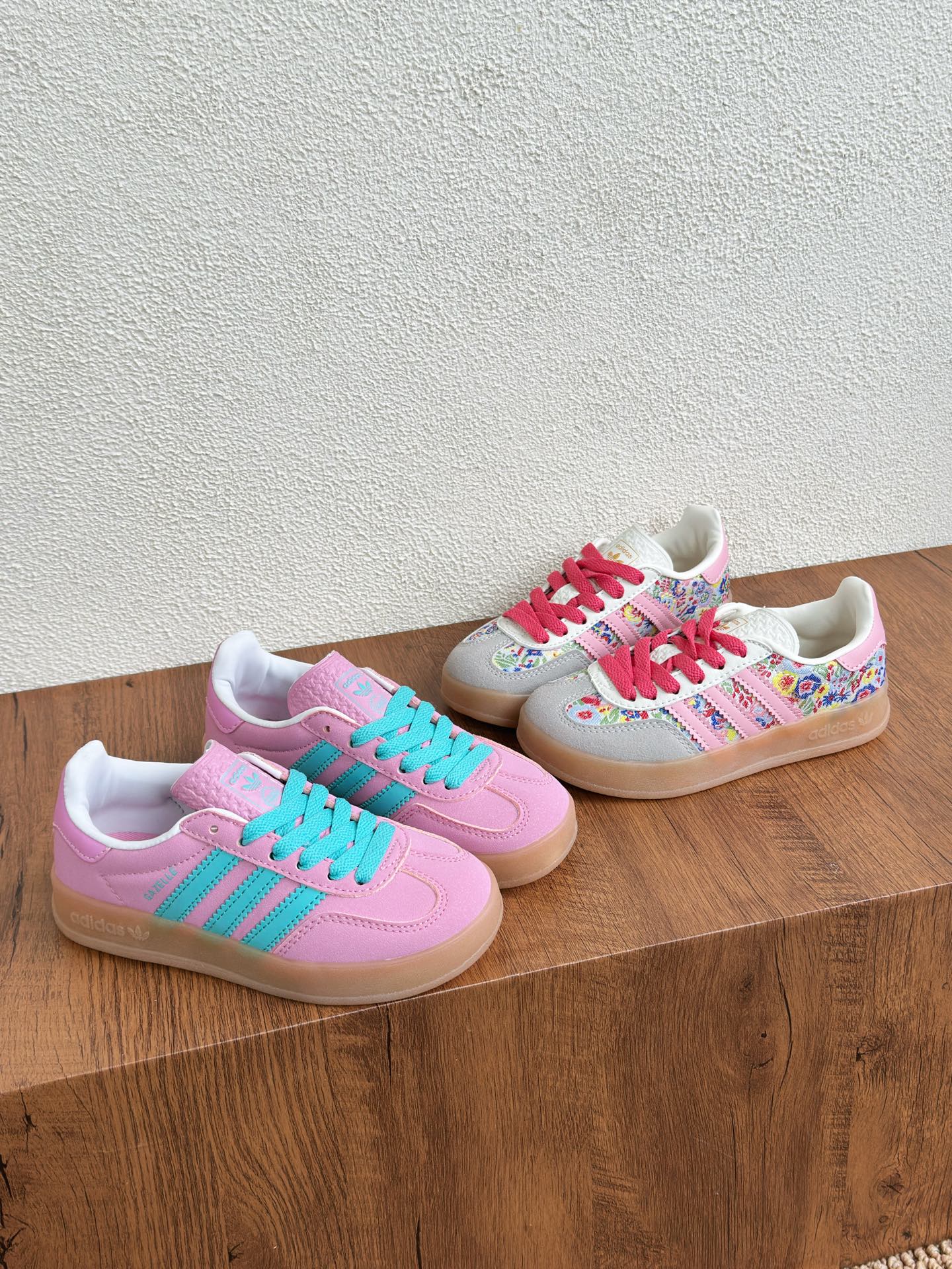 NO:850544,Korean casual style – detailed picture of pink series~ Floral pink and blue color polo shirt + white lace skirt, paired with a pair of Dexun shoes, simple and Korean style, a perfect kindergarten outfit template. Even the wind becomes gentle~, Adidas, skirts,19860909韩系休闲风–粉色系列细节图～ 碎花粉蓝配色 polo衫+白色蕾丝半裙,再配上一双德训鞋,简约又韩系,妥妥的幼儿园穿搭模板 连风都变得温柔起来～,阿迪达斯,skirts,,Children's