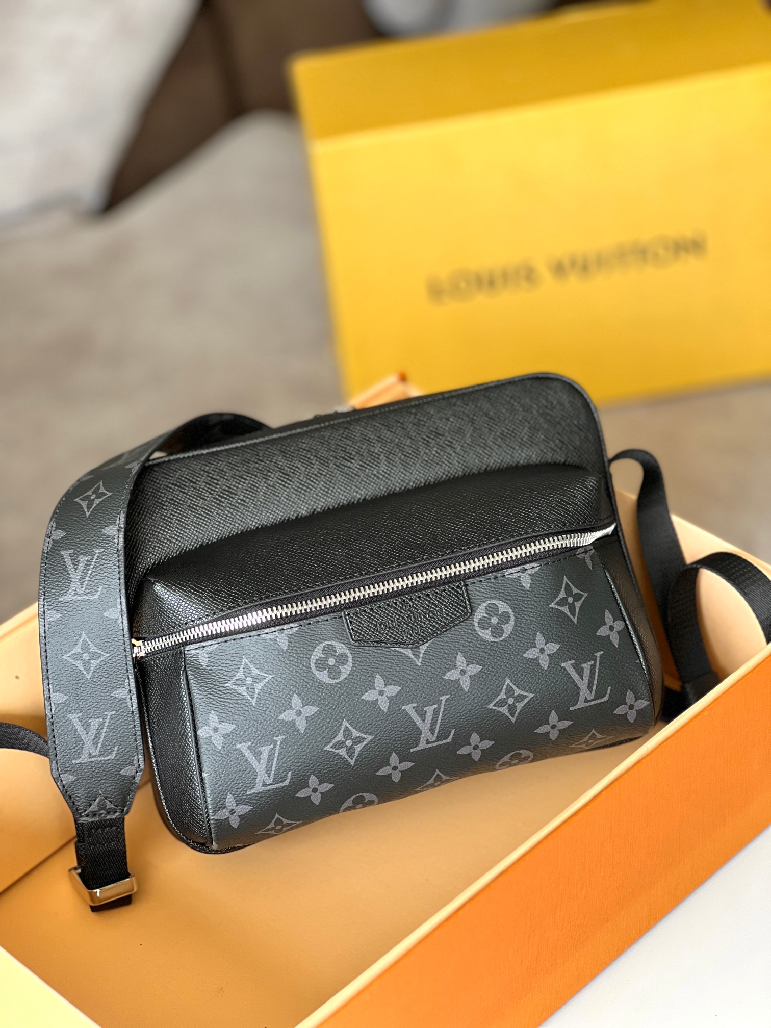 NO:206299,Genuine grade [M30233] Black OUTDOOR Postman Bag Taga leather and Monogram canvas welcome the Spring and Summer 2019, applying harmonious colors for the bold design of Outdoor messenger bag. The silver zipper on the front is painted with exquisite details, and adjustable shoulder straps to create an easy carrying experience. Size 26 x 20.0 x 10.5 cm, pure steel hardware with imported Taiwanese fabric, LV [top original list], louis vuitton19860909正品级【M30233】黑色 OUTDOOR 邮差包 Taga 皮革与 Monogram 帆布的交融迎接 2019 年春夏,为 Outdoor 信使包的大胆设计涂抹和谐色彩.正面的银色拉链与金属件绘上精致细节,可调节肩带打造轻松背携体验.尺寸26 x 20.0 x 10.5 cm,纯钢五金搭配台湾进口面料,LV【顶级原单】,louis vuitton,Bag