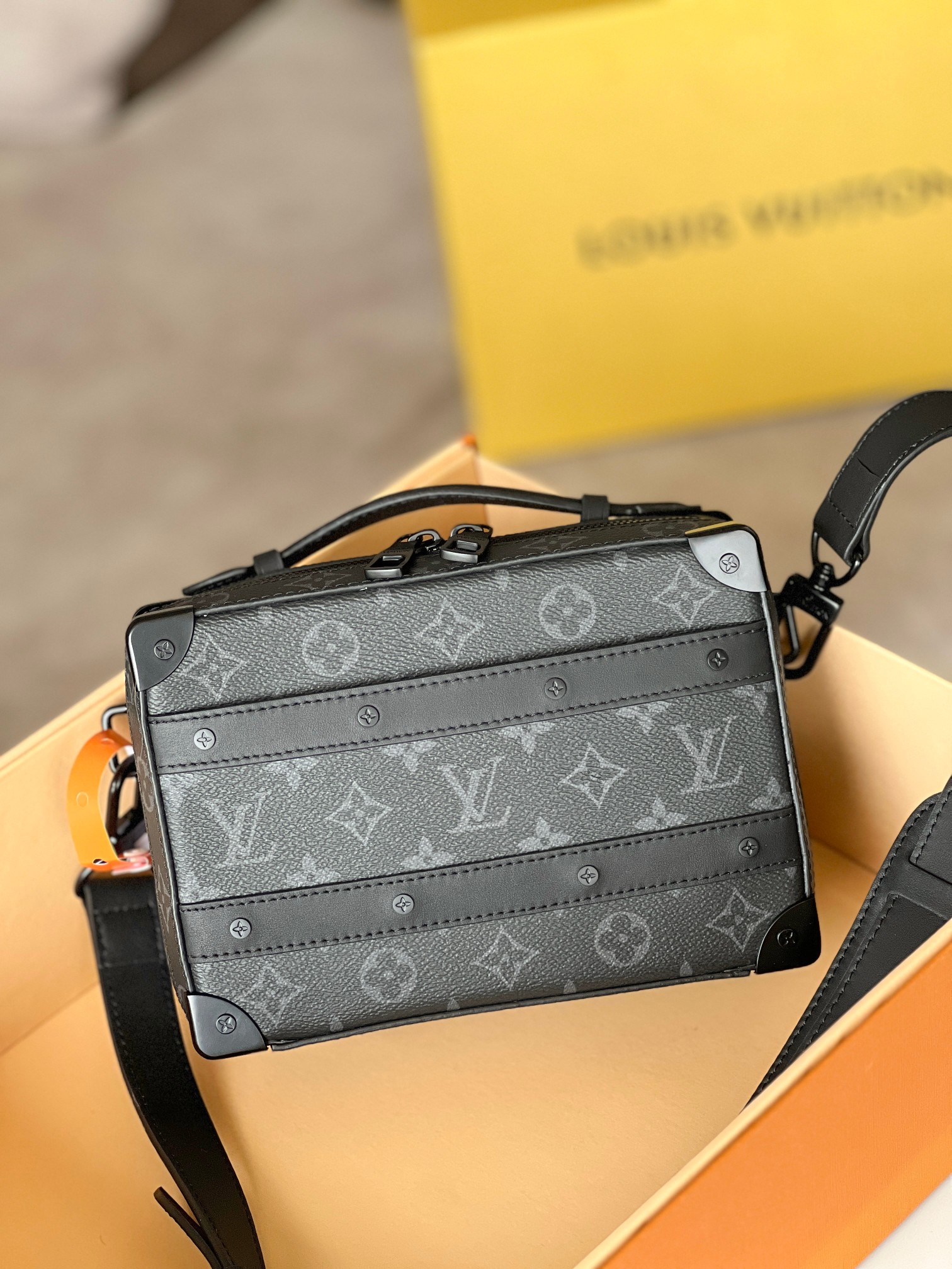 NO:201022,Original single M45935 Black Flower This Handle Soft Trunk handbag is made of Louis Vuitton's iconic Monogram Macassar canvas, combined with rivet corners and leather reinforcement belts, evoking memory of the brand's tradition of making boxes. The neat configuration is paired with removable shoulder straps, making small electronic devices and personal needs easy to follow. Wide-mouth design is easy to pick up and hold items. Size 21.5 x 15.0 x 7.0 cm (Length x Height x Width), LV [Top Original Single], louis vuitton, louis vuitton19860909原单 M45935黑花 本款 Handle Soft Trunk 手袋取材路易威登标志性 Monogram Macassar 帆布,结合铆钉边角和皮革加固带,唤起对品牌制箱传统的记忆.利落构型搭配可拆卸肩带,令小型电子设备和个人所需轻松随行.广口设计便于取放物品.尺寸21.5 x 15.0 x 7.0 厘米 (长 x 高 x 宽),LV【顶级原单】,louis vuitton,louis vuitton,Bag