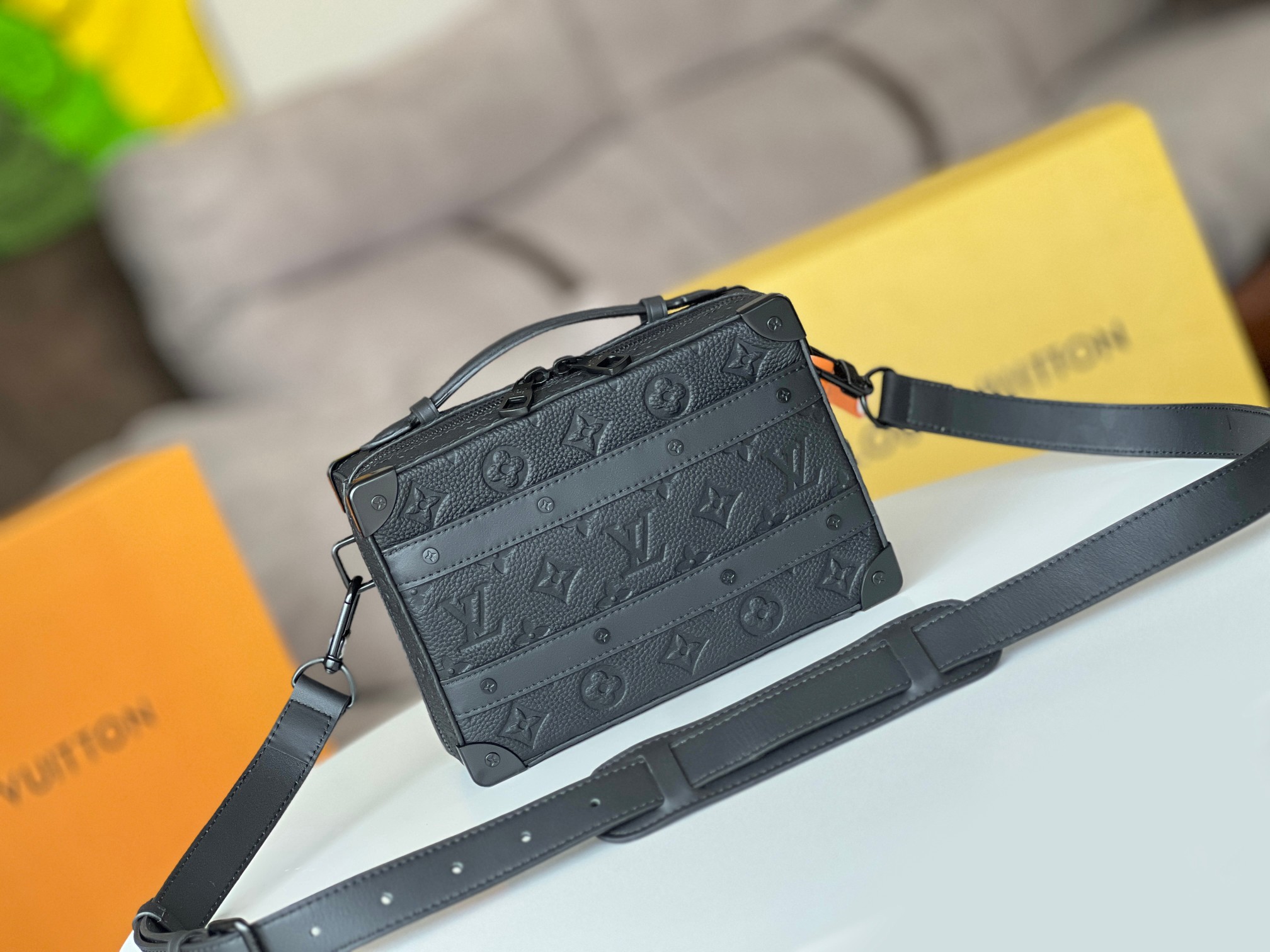 NO:204773,Genuine grade 570 original sheet [HANDLE SOFT TRUNK handbag] Model M59163 g color This Handle Soft Trunk handbag is made of Monogram leather embossed fine texture, and is inherited by boxing with rivet corners and leather reinforcement belts. The wide opening and closing is convenient for picking and stowing items, suitable for storing small electronic equipment and accompanying needs. The neat configuration and removable shoulder straps are easy to carry. Size 21.5 x 15 x 7 cm -9175086,LV [top original sheet],louis vuitton19860909正品级570 原单【HANDLE SOFT TRUNK 手袋】型号M59163 克色  本款 Handle Soft Trunk 手袋为 Monogram 皮革压印细腻纹理,以铆钉边角和皮革加固带延续的制箱传承.广口开合方便取放物品,适宜收纳小型电子设备和随行所需.利落构型和可拆卸肩带实现轻松背携. 尺寸21.5 x 15 x 7 厘米 -9175086,LV【顶级原单】,louis vuitton,Bag