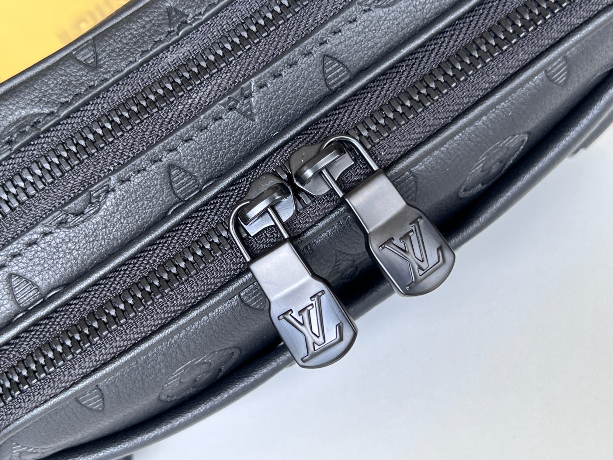 NO:200939,Original leather model M82544 black (embossed) Nano Alha postal bag handbag, more details......, LV [top original list], louis vuitton, loro piana19860909原厂皮型号M82544 黑色(压花)Nano Alha 邮差包手袋,更多细节.……,LV【顶级原单】,louis vuitton,loro piana,Bag