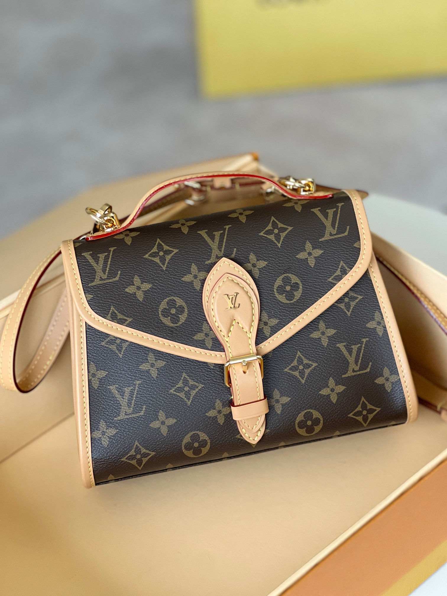 NO:200754,Original single Kelly postman bag M44919 arrives classic floral fan-shaped buckle Kelly bag, Kelly bag has always been very popular in the fashion industry. International Internet celebrities, fashion bloggers, and celebrity models are all wandering on the road of latest fashion releases and retro classics. With a slight change, it will be perfectly interpreted, paired with adjustable length and short belts, can be carried and shoulder-mounted. Size 23.5×28.5×9.0cm, LV [top original list], louis vuitton19860909原单凯莉邮差包M44919到货经典花料扇形扣凯丽bag,凯丽包一直在时尚界很受欢迎,国际网红,时尚博主,明星名模,都游走在时尚最新发布与复古的经典路上,稍作改动,将极致的完美诠释,搭配可调节长短皮带,可手提,单肩.尺寸23.5×28.5×9.0cm,LV【顶级原单】,louis vuitton,Bag