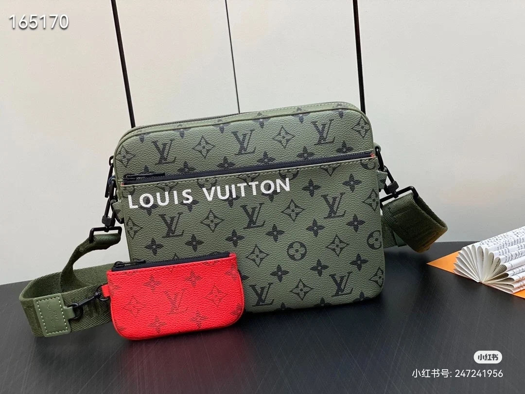 NO:199154,Original single-quality model 23783 green three-piece set This Trio postman bag is designed in Monogram coated canvas plastic in three-in-one design, equipped with a removable coin wallet, main compartment and a removable zippered front pocket that can be used separately. The coin wallet is secured to a removable and adjustable fabric shoulder strap. 25 x 18.5 x 7 cm (length x height x width), LV [top original sheet], louis vuitton, wallets19860909原单品质型号23783绿色三件套本款 Trio 邮差包以 Monogram 涂层帆布塑就三合一设计,配备可拆卸零钱包、主隔层与可取下单独使用的可脱卸拉链前袋.零钱包固定于可拆卸并调节的织物肩带. 25 x 18.5 x 7厘米 (长度 x 高 x 宽),LV【顶级原单】,louis vuitton,wallets,Bag