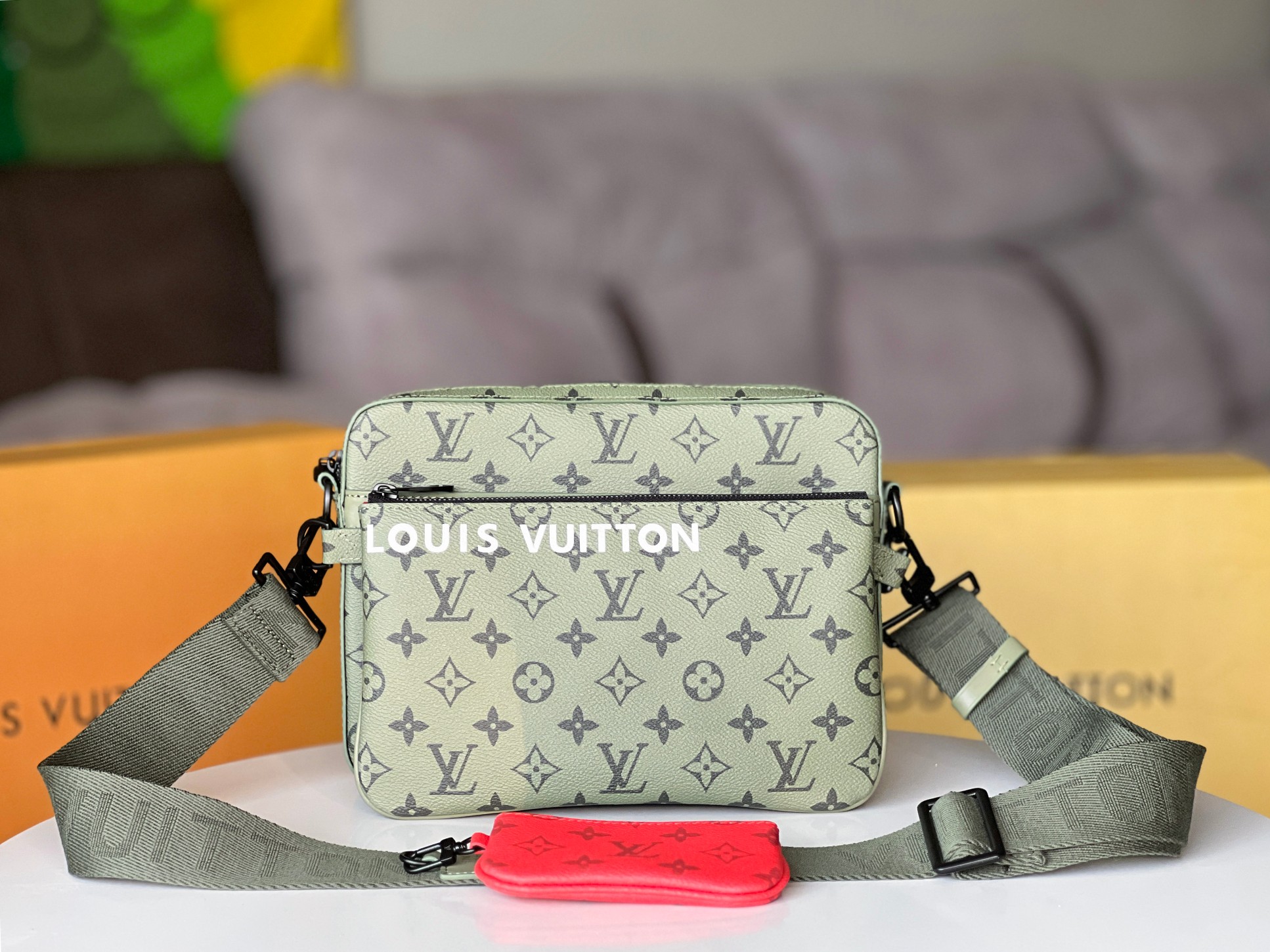 NO:199148,Genuine grade original single quality model 23783 green three-piece set This Trio postman bag is designed in Monogram coated canvas plastic in three-in-one design, equipped with a removable coin wallet, main compartment and a removable zippered front pocket that can be used separately. The coin wallet is fixed to a removable and adjustable fabric shoulder strap. 25 x 18.5 x 7 cm (length x height x width), LV [top original sheet], louis vuitton, wallets19860909正品级 原单品质型号23783绿色三件套本款 Trio 邮差包以 Monogram 涂层帆布塑就三合一设计,配备可拆卸零钱包、主隔层与可取下单独使用的可脱卸拉链前袋.零钱包固定于可拆卸并调节的织物肩带. 25 x 18.5 x 7厘米 (长度 x 高 x 宽),LV【顶级原单】,louis vuitton,wallets,Bag