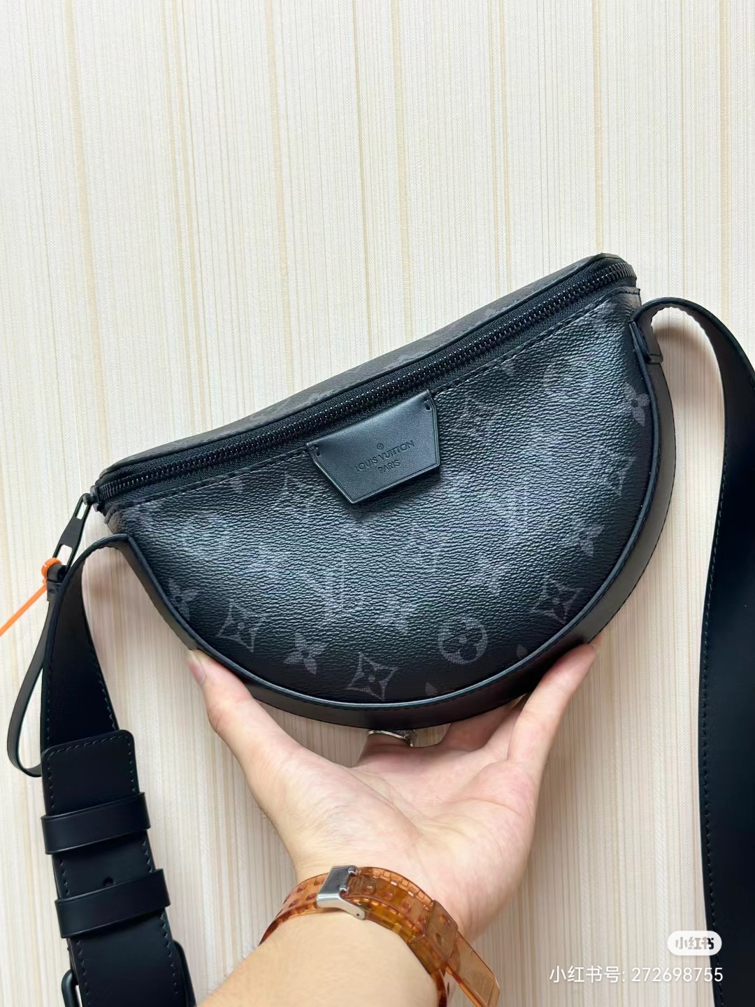 NO:199407,Original single-quality model M23835 black flower oblique straddle This LV Moon Crossbody handbag is paired with Monogram Eclipse coated canvas with leather trim and shoulder straps, making the elegant and elegant atmosphere self-evident. The half-moon contour is convenient for crossbody front and rear, and can easily store mobile phones, small wallets and headphones. 24.5 x 16 x 4.5 cm (length x height x width), LV [top original list], christian louboutin, louis vuitton19860909原单品质型号M23835黑花斜跨本款 LV Moon Crossbody 手袋以 Monogram Eclipse 涂层帆布搭配皮革饰边和肩带,考究俊逸气息不言而喻.半月形轮廓方便前后斜挎,可轻松收纳手机、小号钱夹和耳机.24.5 x 16 x 4.5厘米 (长度 x 高 x 宽),LV【顶级原单】,christian louboutin,louis vuitton,Bag