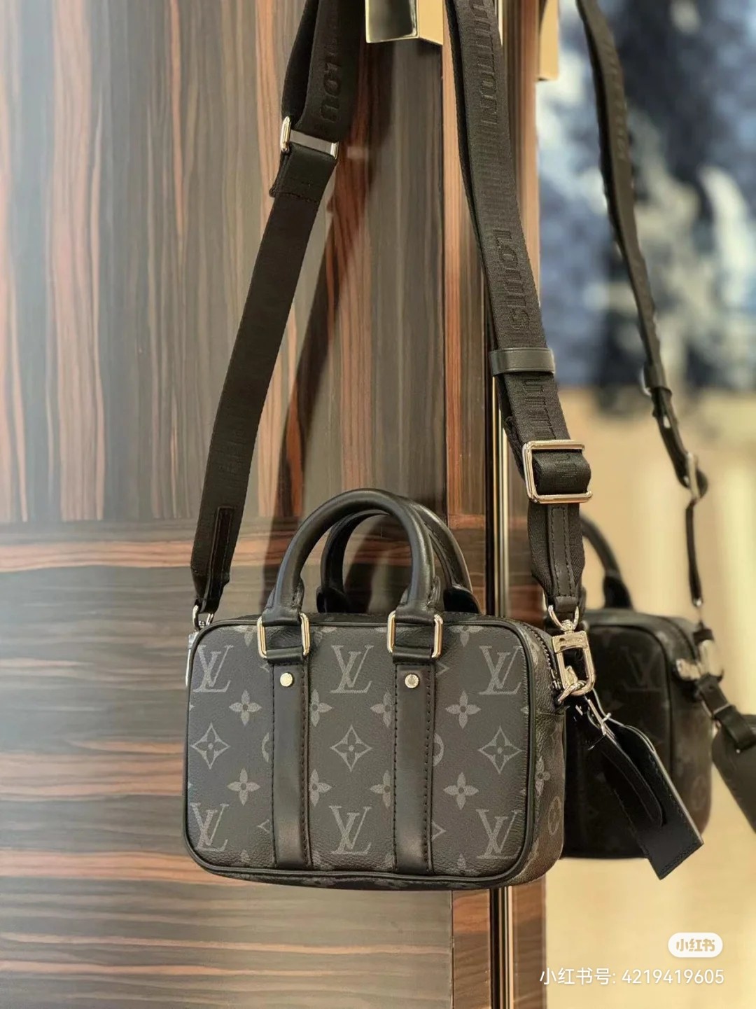 NO:200833,480 original single-quality model M82770 black flower mini briefcase This Nano Porte Documents Voyage handbag greets the classic prototype design, inheriting elements such as zipper opening and closing, handle and removable and adjustable shoulder straps, and easily control business occasions in a personal and fashionable posture. The spacious main compartment can store mobile phones and wallets, and both shoulder and crossbody are suitable. 20 x 13 x 5.5 cm (length x height x width), LV [top original list], louis vuitton19860909480原单品质型号M82770黑花迷你公文包本款 Nano Porte Documents Voyage 手袋致意经典原型设计,承袭拉链开合、手柄以及可拆卸并调节的肩带等元素,以个性潮流姿态轻松驾驭商务场合.宽敞主隔层可收纳手机和钱夹,肩背和斜挎皆宜. 20 x 13 x 5.5厘米 (长度 x 高 x 宽),LV【顶级原单】,louis vuitton,Bag