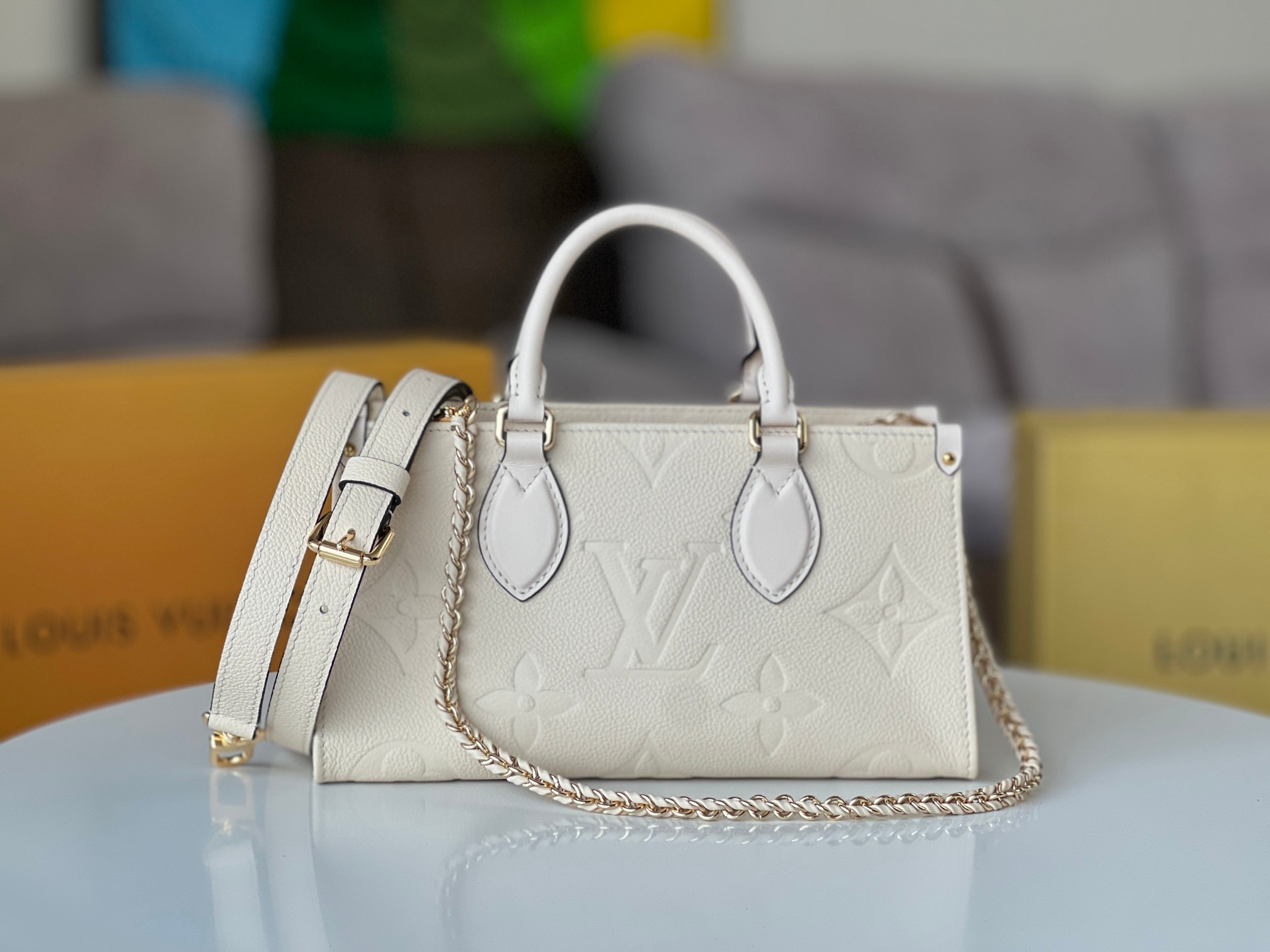 NO:201222,Original leather M23640 black M23698 white This OnTheGo East West handbag introduces the OnTheGo small tote bag design, which refines the East West's abundant configuration with Monogram Empreinte leather. Giant Monogram is imprinted on the leather body, and the inner layer can store daily neatly. The top handle and removable leather chain shoulder straps achieve multiple carrying methods. Model 25 x 13 x 10cm, LV [top original list], louis vuitton,totes19860909原厂皮M23640黑色 M23698白色 本款 OnTheGo East West 手袋引入 OnTheGo 小号托特包设计,以 Monogram Empreinte 皮革焕新演绎 East West 的充裕构型.Giant Monogram 压印于皮革包身,齐整内层可收纳日常用品.顶部手柄和可拆卸皮革链条肩带实现多种背携方式.型号25 x 13 x 10cm,LV【顶级原单】,louis vuitton,totes,Bag